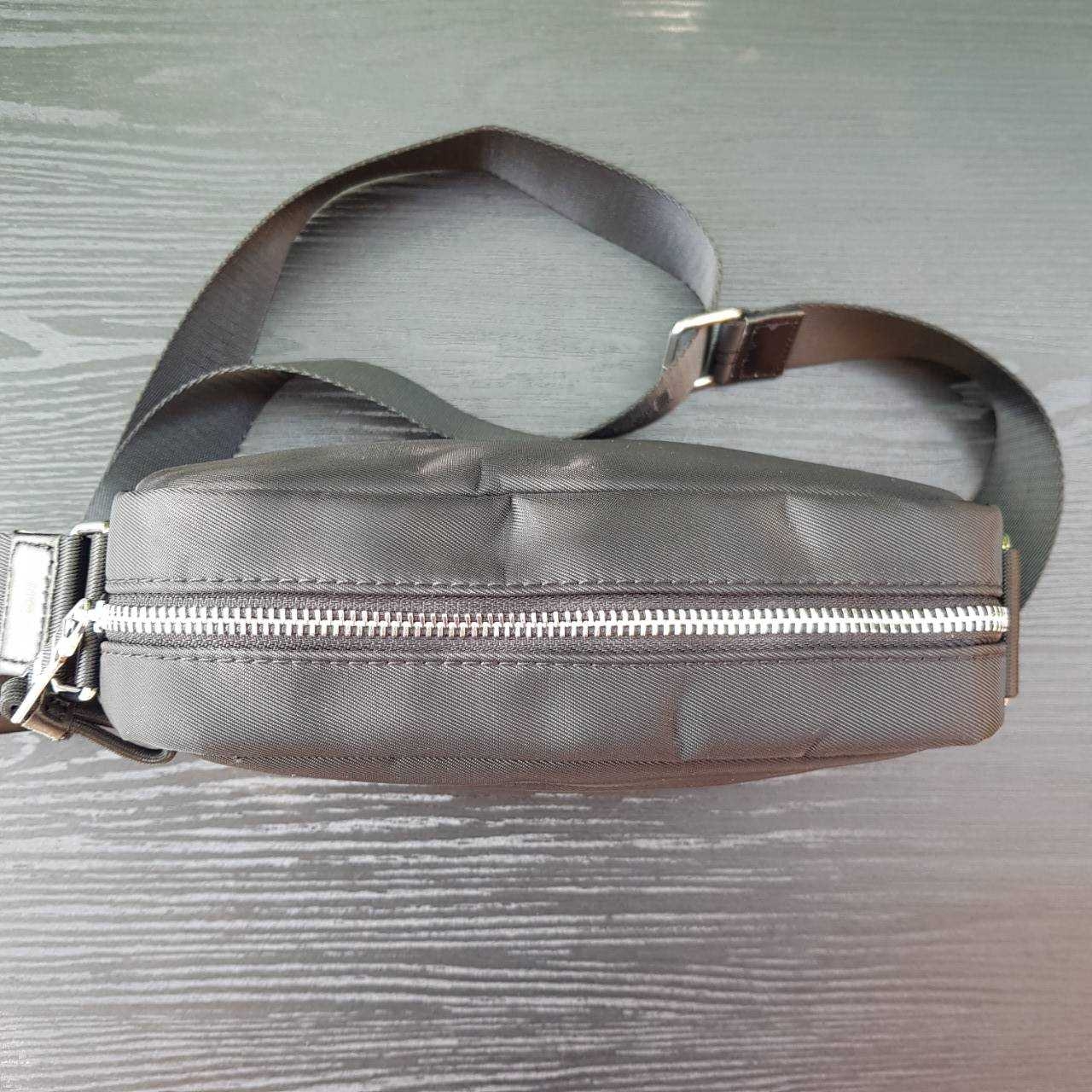 PRADA RE-NYLON MESSENGER BAG BLACK กระเป๋าสะพายทรง Messenger รุ่น Unisex ขนาดกำลังดี ดีไซน์เรียบ แต่หรูหรา สไตล์ Prada สายสะพายยาวปรับระดับได้ สามารถสะพายไหล่ และครอสบอดี้