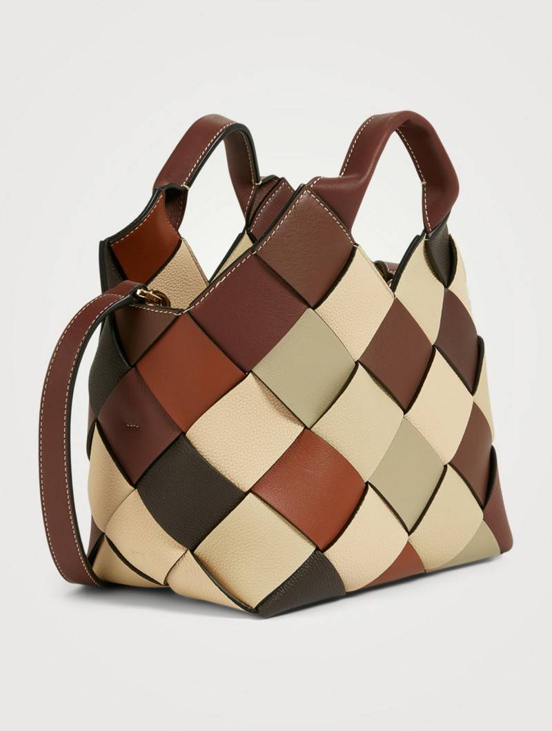 VIP 】LOEWE SURPLUS LEATHER WOVEN BASKET BAG IN CLASSIC CALFSKIN ใหม่ล่าสุดและสวยที่สุด กระเป๋าสะพานที่ถักทอด้วยความปราณีต โดดเด่นด้วยสีที่จับมาคอนทราสได้ลงตัว ใบใหญ่จุได้แบบเน้นๆ วัสดุหนังวัวแท้เต็มใบ หรูเลิศ ปากกระเป๋ามีสายหนังสำหรับผูกรวบปากกระเป๋า ภายใ