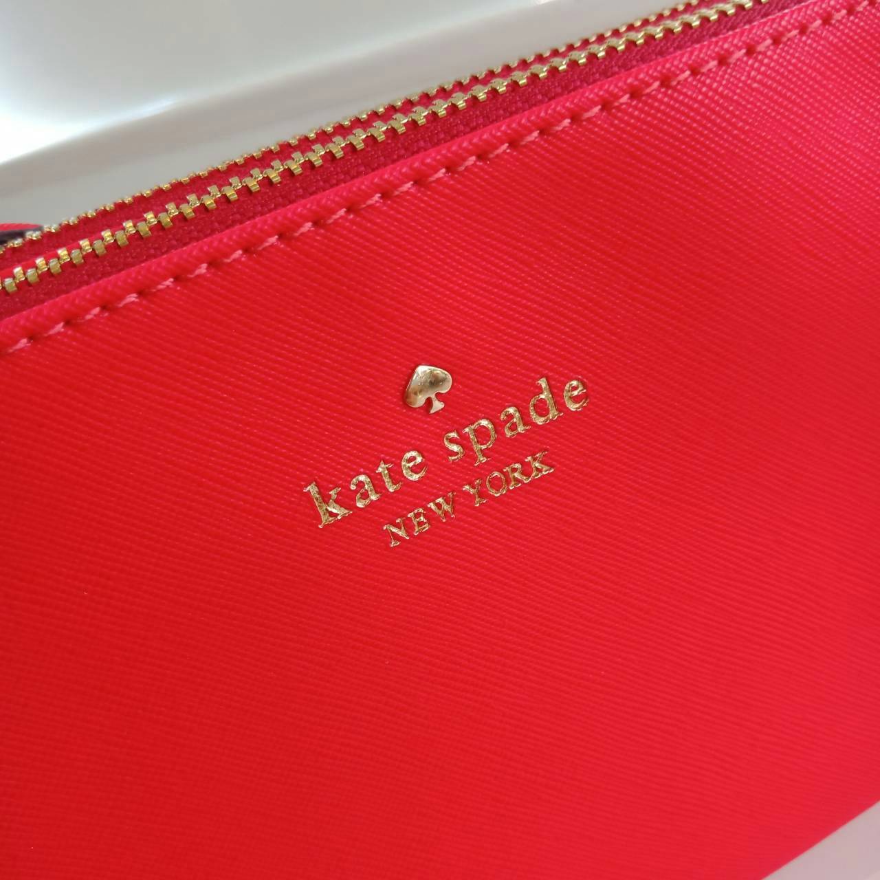 Kate Spade 2 zips crossbody bagกระเป๋าสะพายครอสบอดี้ **ทรงน่ารัก เปิดปิดกระเป๋าด้วยซิป2ช่อง ด้านในมีช่องซิป อีกด้านมีช่องใส่ของ หนังนื่ม นุ่มมือ สายสะพายเลื่อนปรับระดับได้ สามารถใส่กปต.ยาว ได้พอดีน้าา บอกเลยว่า เริ่ดมากจริงๆ คุ้มค่าราคาที่สุดค้าาา