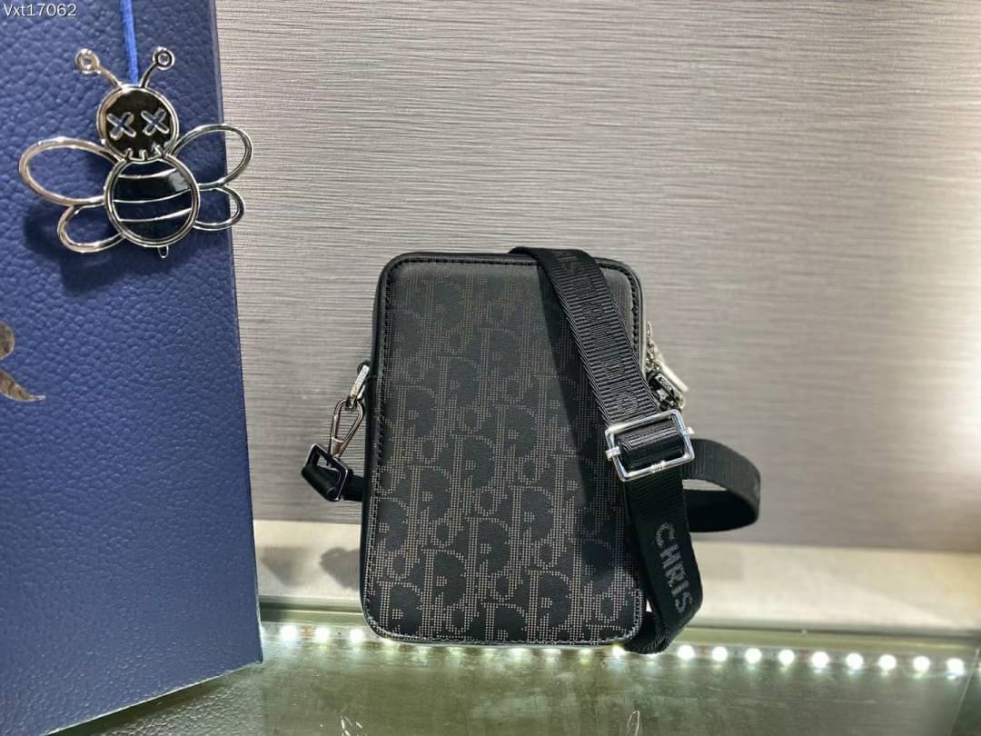 Dior World Tour Vertical / DIOR WORLD TOUR OBLIQUE GALAXY LEATHER MESSENGER POUCH BAG / Dior Pouch With Strap Oblique Galaxy Calfskin เกรดเทพออริจินอล หนังแท้ ภาพถ่ายจากสินค้าจริง ใช้งานต่างประเทศได้