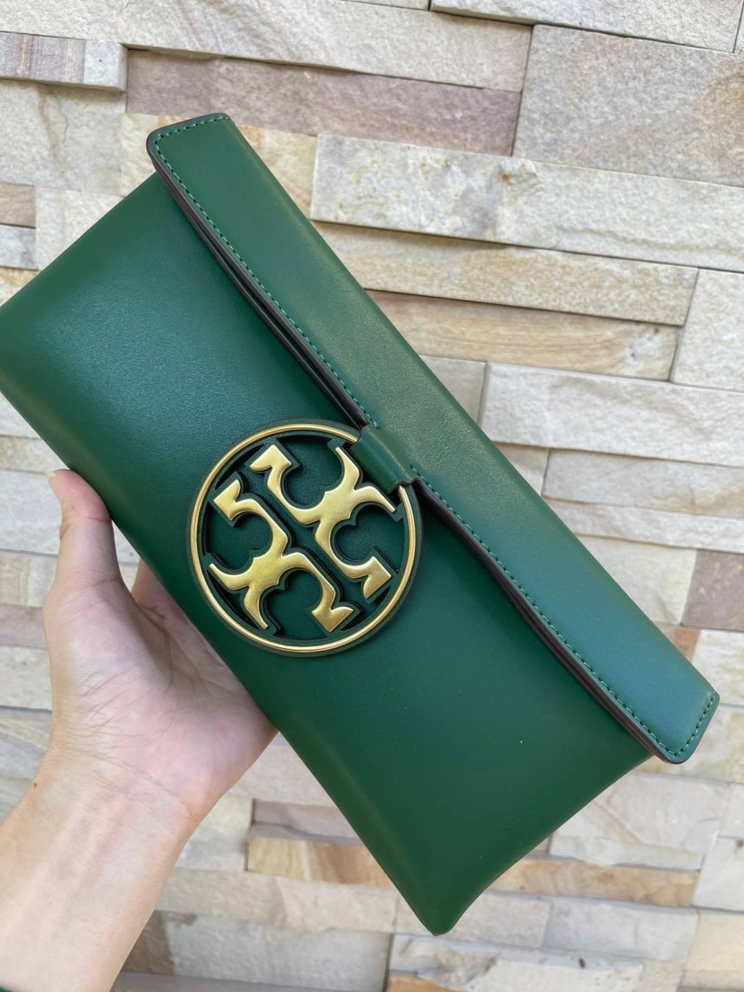 Tory burch Miller Metal clutch กระเป๋าคลัทช์ดีไซน์เรียบหรูออกแบบมาได้อย่างลงตัว ด้วยรูปทรงที่สวยงามและทันสมัย จากแบรนด์ Tory Burch ขนาดกำลังดี สามารถใส่กระเป๋าสตางค์หรือเครื่องสำอางค์ได้ตามขนาดกระเป๋า ในเรื่องของดีไซน์และอะไหล่สีทองดูแมทช์กันดีกับกระเป๋า 