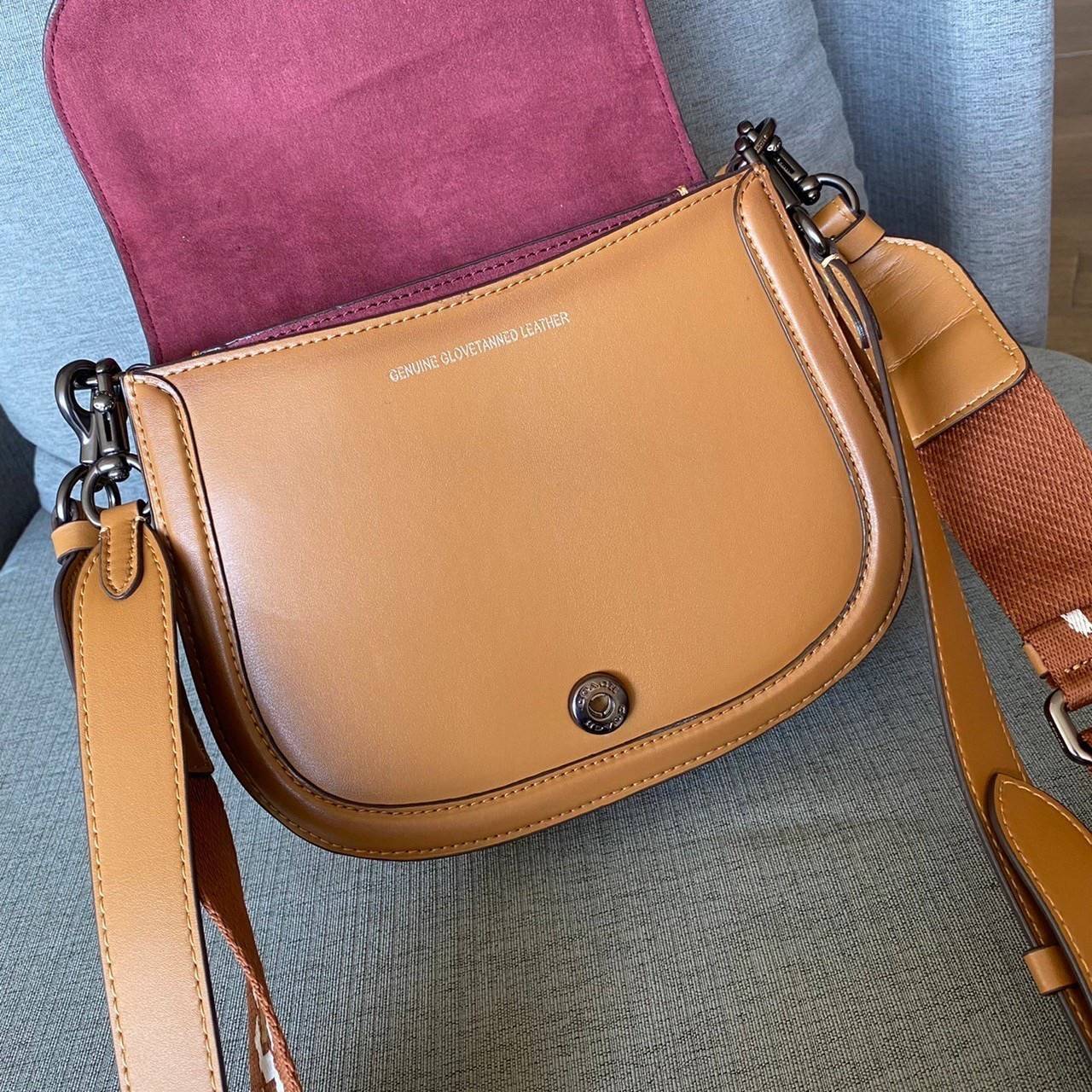 COACH C0749 BEAT SADDLE BAG(COACH C0749) 💖สวยหรู ดูดี เป็นรุ่นที่หลายคนรอค่อย จะลุคแนวsports สาวเทห์ หรือสไตล์สาวหวานเรียบร้อย ได้หมดคะ มาพร้อมสายสะพาย 2 เส้น คุ้มเกินคุ้ม วัสดุหนังแท้ชั้นดี หนังสวย อะไหล่แบรนด์ที่ดูเด่นคลาสสิคตรงด้านหน้า เปิดปิดก