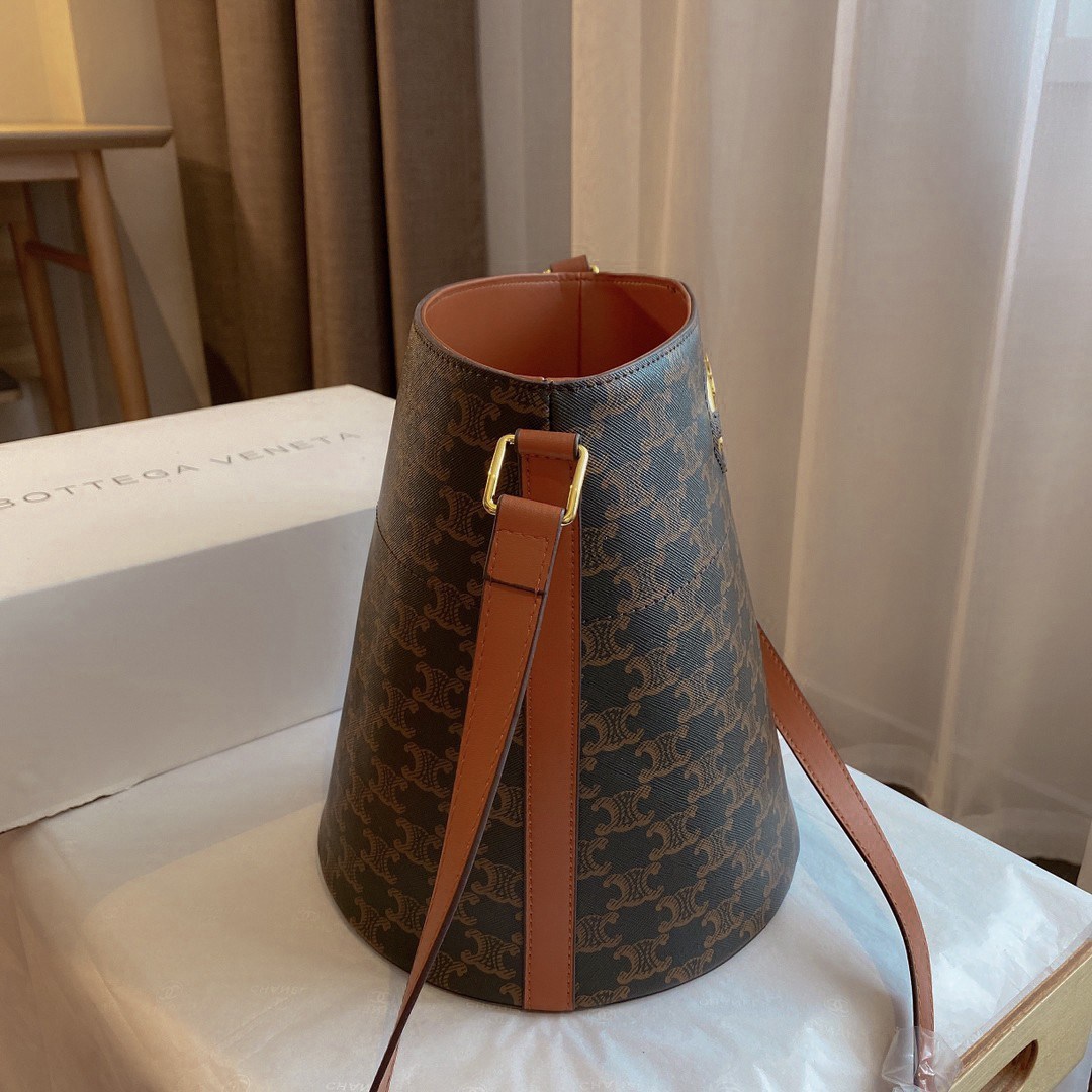 พรีเมี่ยมกิ๊ฟแท้ 100% 】CELINE BAG IN TRIOMPHE CANVAS AND CALFSKIN TAN VIP GIFT WITH PURCHASE (GWP) กระเป๋าสะพายไหล่/CROSSBODY ทรงสวยมีสไตล์เป็นเอกลักษณ์ตัวกระเป๋า ด้านหน้าประดับโลโก้แบรนด์สีทอง