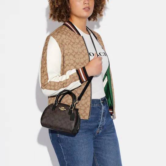 COACH SYDNEY SATCHEL BAG CA202 CA591 CB596 ใหม่ล่าสุด กับคอลที่สาวๆต้องหลงรัก กระเป๋าสะพายทรง satchel ที่มีรูปทรงดึงดูดสายตา สวยแรกเห็น วัสดุหนัง crossgrain พร้อมหูจับในตัว เปิด-ปิดด้วยซิป ภายในโล่งกว้าง ขนาดกำลังดี มีสายครอสให้ ปรับได้ตามชอบ ใบจริงลูกคุณ