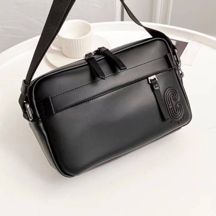 COACH EDGE CROSSBODY IN SIGNATURE CANVAS กระเป๋าสะพายครอสบอดี้ร์ วัสดุหนังแท้ หนังนิ่มอย่างดีค่ะ ด้านหน้ามีช่องซิปซ่อนให้หนึ่งช่อง เปิดปิดช่องหลักแบบซิปคู่ภายในกว้าง ใส่ของได้จุเลยนะคะ มีช่องซิปและช่องเล็กให้อีก2ช่อง;ด้านหลังกระเป๋าเป็นช่องโล่งใส่ของอีกช่