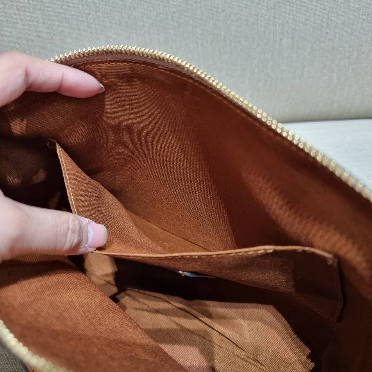 COACH F38089 MINI EMMA SATCHEL IN SIGNATURE CANVAS รุ่นหายาก รุ่นที่สาวๆตามหา จัดมาให้สมกับที่รอคอยกันไปเลยจ้า!! เป็นรุ่นที่ดีไซน์ออกมาให้ใช้งานง่าย สะดวก สวย หรู ดูดี!! กระเป๋าสะพายทรงสวย วัสดุหนังแคนวาสเคลือบลาย มาพร้อมสายสะพายข้างและหูจับในตัว ถอดออกถื