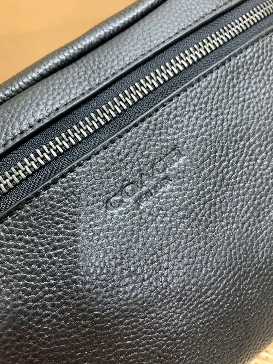 ใช้ได้ทั้งชาย//หญิงค่ะ COACH GRADE BELT BAG((c1411//c1413)) พร้อมส่งค่ะ! กระเป๋าคาดอก//คาดเอวได้ หนังแท้นิ่มสวยงาม ใบกลางๆกำลังดีทีเดียวค่ะ มี2ช่องซิปหน้า-หลัง ช่องกว้าง ใส่ของจำเป็นได้ครบนะคะและมีช่องเล็กให้ใส่ของจุกจิกค่ะ สายคาดยาว เลื่อนปรับได้ฟรีไซด์เ