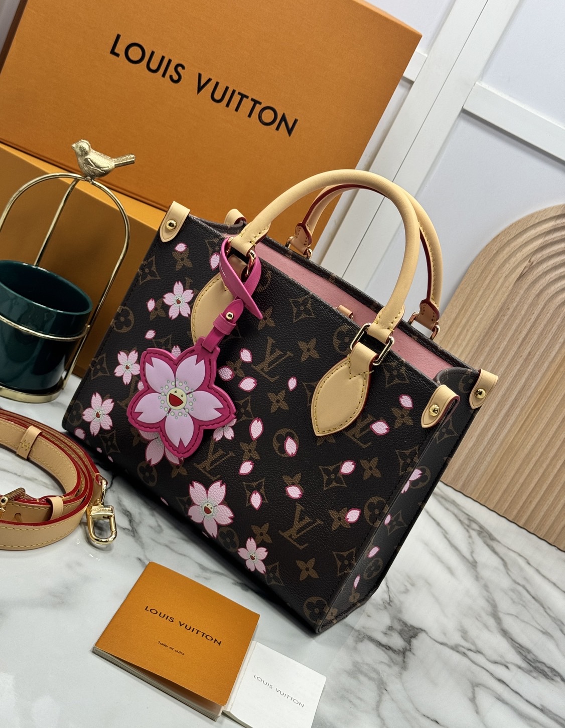 TOP ORI หนังแท้ | เกรดดีสุด LV x TM - OnTheGo Cherry Blossom PM bag กระเป๋าทรงโท้ทที่ใครเห็นต้องเป็นคลั่งรัก ปรับลุคให้มีชีวิตชีวาด้วยลายดอกไม้เชอรี่บลอสซั่ม คอลใหม่สุดเอ็กซ์คลูซีฟ