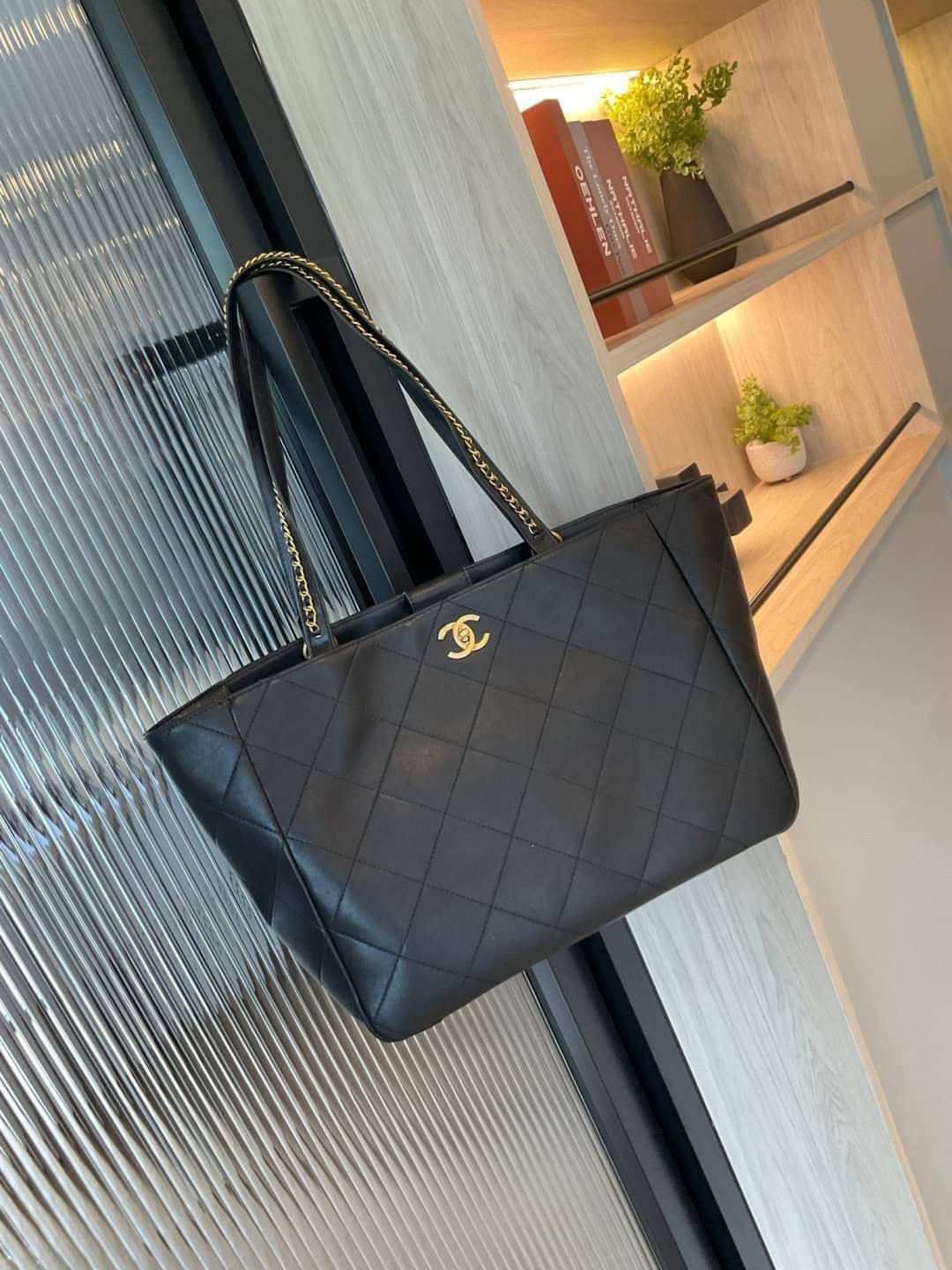 รุ่นใหม่ล่าสุด ทรงที่สาวๆรอคอย CHANEL LEATHER TOTE BAG ไซส์ใหญ่อลัง ตัวกระเป๋าเป็นหนังเต็มใบ เนื้อหนาดีมาก อะไหล่ทองวินเทจ ประดับโลโก้แบรนด์สุดหรู