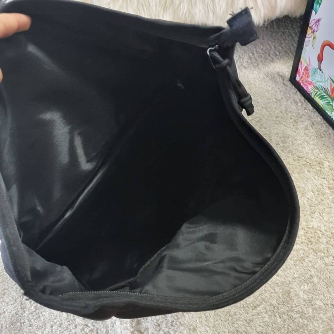 กระเป๋าเป้ใบใหญ่ Nike อะไหล่สีดำด้านหน้ามีโลโก้แบรนด์สีดำทั้งใบ ด้านหน้ามีช่องซิปใหญ่จุของได้เยอะมาก