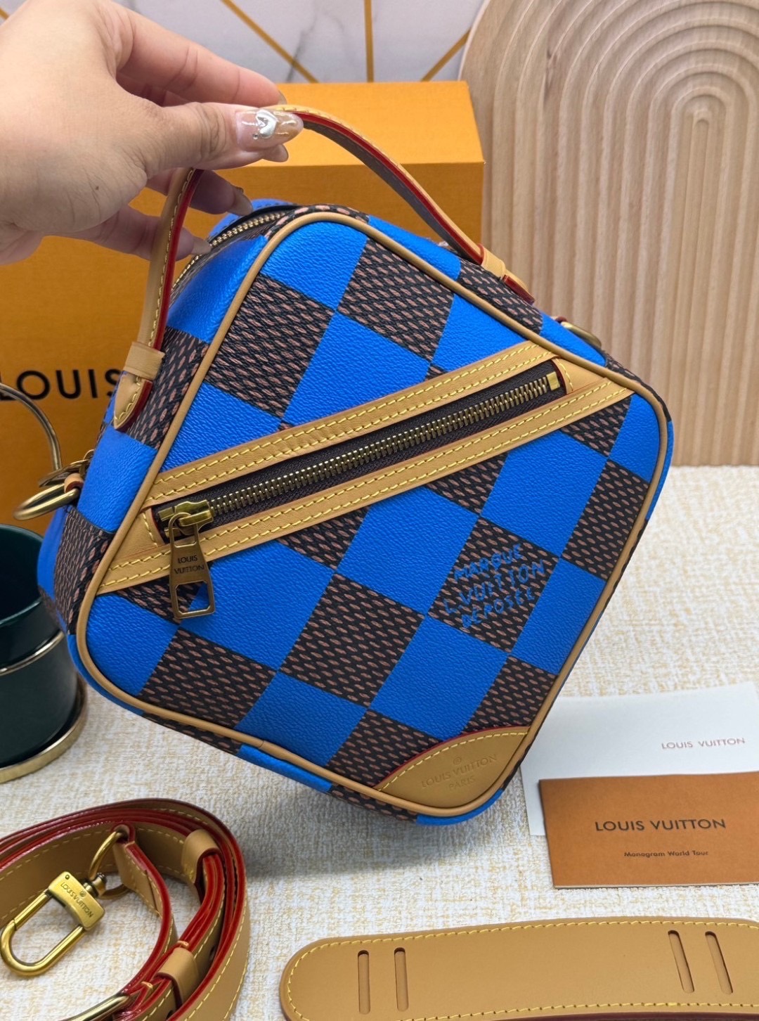 LV Chess Messenger Bag Jaune Mat / Green / Red / Blue กระเป๋าสะพายแมสเซนเจอร์ทรงเหลี่ยมรุ่นใหม่ ลายตารางหมากรุก Damier เอกลักษณ์ของความหรู โทนสีสดใสมีชีวิตชีวา ปรับลุคปัง กับการมาของความไฮคลาสรูปแบบใหม่ สุดไอโคนิค