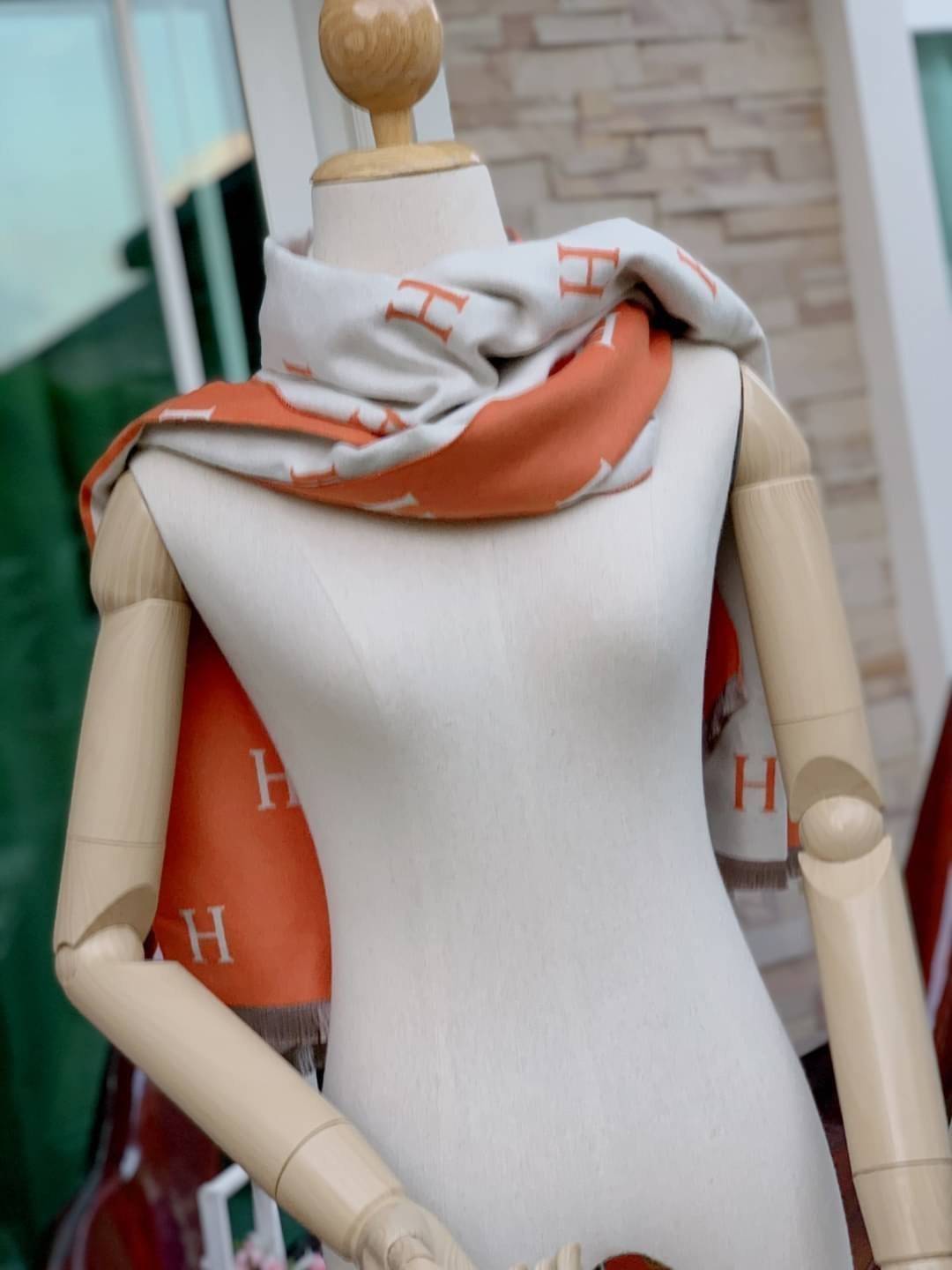 Hermes Women’s Scarves Accessories Scarf อีกหนึ่งแบรนด์ดังจากปารีส ด้วยงานพรีเมี่ยมกิ้ฟ ส่งมอบความรู้สึกดีๆให้กับคนที่คุณรัก ในรูปแบบผ้าพันคอและผ้าคุมไหล่ผืนใหญ่ให้ความอบอุ่น ถักทอด้วยผ้าcashmere ผ้าเนื้อดี สัมผัสนุ่มมือ ทอลายในตัว สีและลายคมชัด เหมาะสำหร