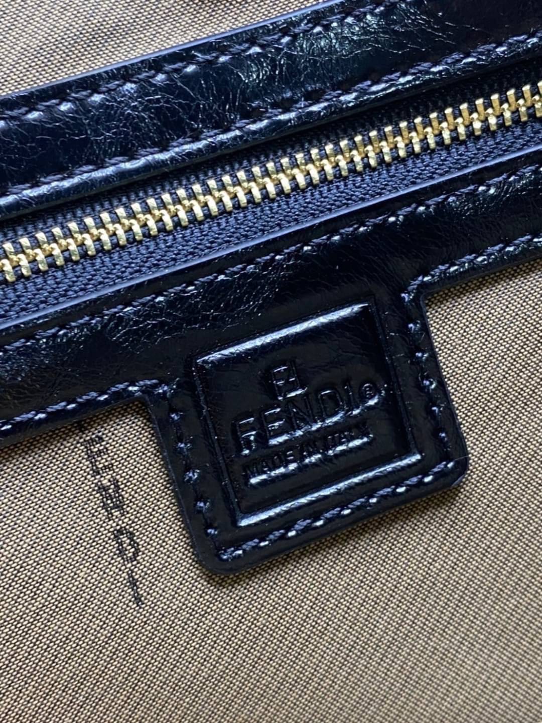 FENDI TOTE BAG 30cm กระเป๋าถือ/สะพายไหล่ ทรงสวย หรู ดูแพงเกินเบอร์!! ⭐️⭐️ วัสดุผ้าท็อปแคนวาสลายแบรนด์เต็มใบ ภายในโล่งกว้าง มาพร้อมหูจับในตัวและสายสะพายไหล่ ใช้งานได้ 2IN1 ✔️👍 ใบนี้จุของได้เยอะมากๆเลยน้า เหมาะกับสาวๆที่สัมภาระเยอะ หรือใช้สะพ