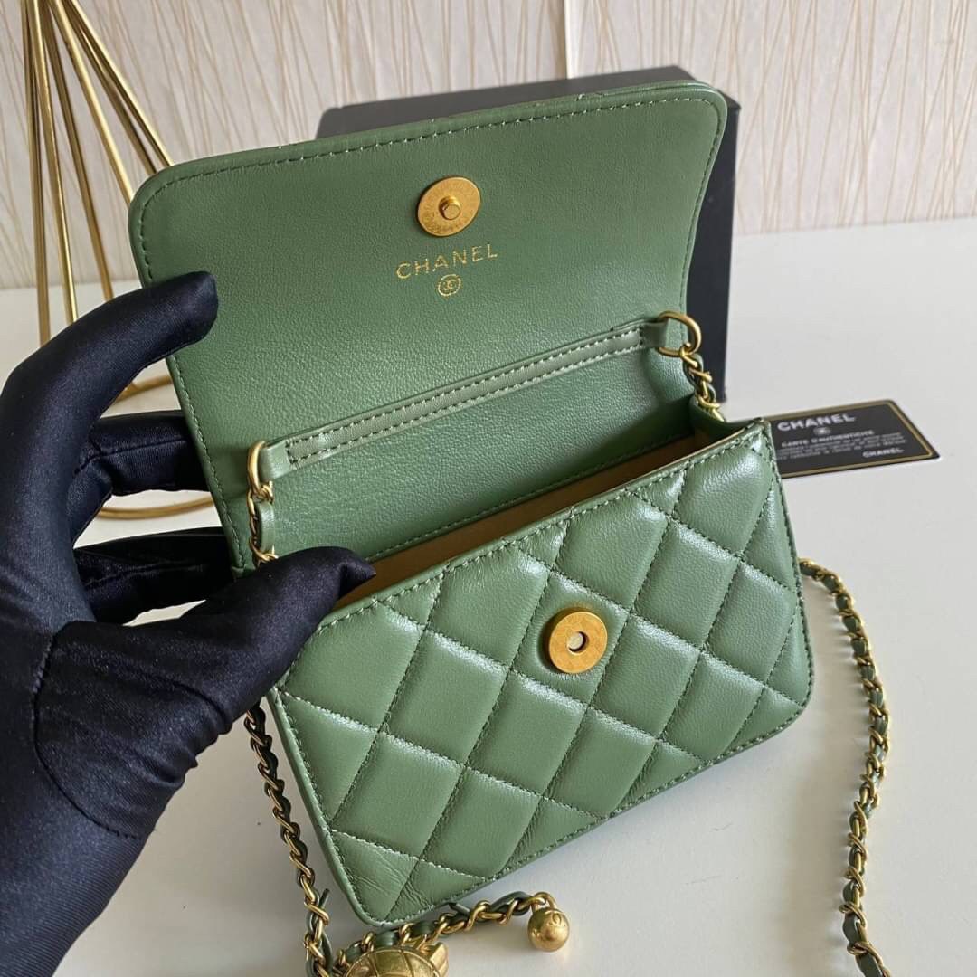 VIP GIFT 】หนังแกะแท้ CHANEL lambskin small shoulder bag with chain เรียบหรู ดูดี ดีไซน์สุดคลาสสิค ใช้ออกงานได้เลย มีสายโซ่อะไหล่ทองรมควันอย่างลงตัว ไอเท็มแนะนำพร้อมส่งที่ไทยราคาสุดคุ้มห้ามพลาดค่ะ!