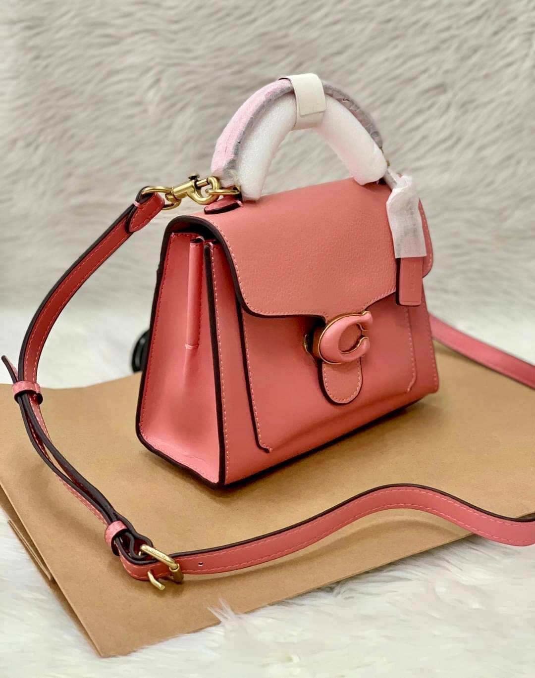 COACH TABBY TOP HANDLE 20 พร้อมส่งที่ไทยค่ะ! กระเป๋าหิ้ว//สะพายข้างได้ หนังแท้อย่างดี กหนึ่งใบทำหนังสองลายได้อย่างสวยงาม พร้อมโลโก้รุ่นใหม่ล่าสุดดูดีมากๆค่ะ เปิดปิดกระเป๋าแบบกดล็อค ภายในมีช่องหลักสองช่อง ใส่มือถือได้ทุกรุ่น;กระเป๋าเงินใบกลางได้;ของจำเป็นจ