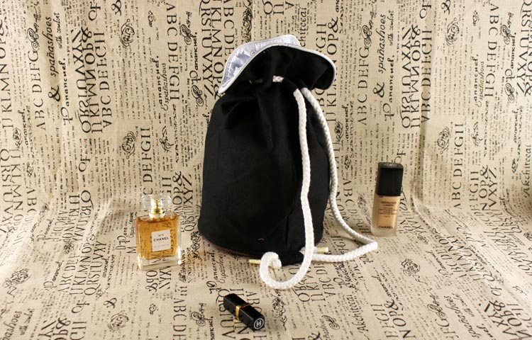 Must Have! CHANEL VIP BEAUTE AUTHENTIC CANVAS DUFFLE BAG VIP Gift With Purchase รุ่น Limited Edition จาก Chanel Beaute ของแท้นำเข้าจากเคาเตอร์ต่างประเทศ วัสดุ Canvas เนื้อหนาภายในบุด้วย 100% Polyester สกรีนโลโก้แบรนด์ เปิดปิดแบบ Drawstring ใส่ ipad mini เ