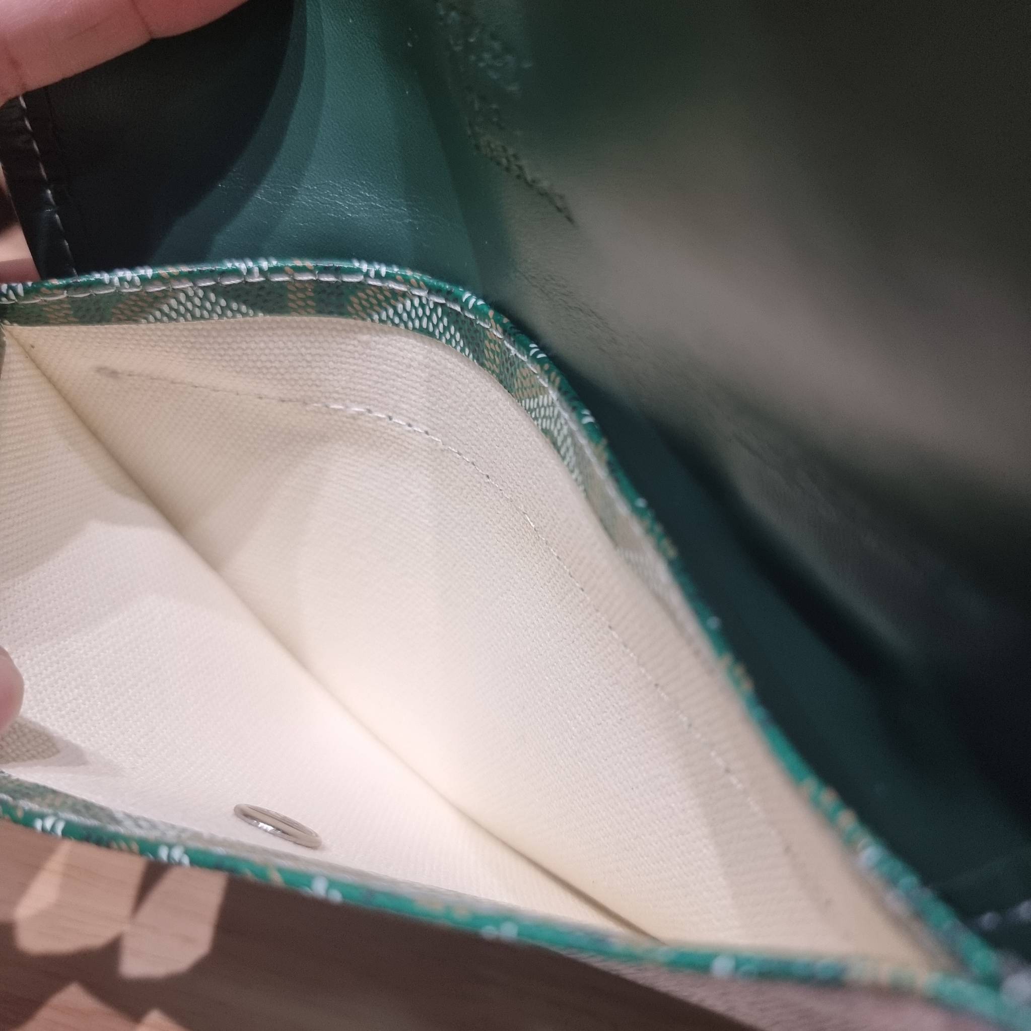 GOYARD BOHEME HOBO BAG / GOYARD HOBO กระเป๋าสะพายทรงโฮโบ ใบใหญ่จุใจ!! มาครบสีขายดี เลิศทุกสี รูปทรงคลาสสิค ดีไซน์เป็นเอกลักษณ์ วัสดุหนังแคนวาสพิมพ์ลายสวยคม ปากกระเป๋ามีซิปเปิด-ปิดกันของหล่นได้ ภายในโล่งกว้างมาก มาพร้อมสายคล้องในตัว ทนทาน สะพายสวยๆได้ทุกวั