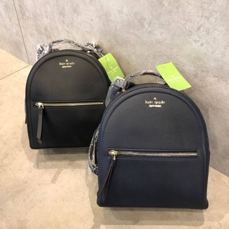 kate spade (spades) Back pack กระเป๋าเป้สะพายหลัง วัสดุหนังpu อยู่ทรง น้ำหนักเบา ใส่ของได้เยอะ ขนาดกำลังดีไม่ใหญ่จนเกินไป ภายในซับด้วยผ้าลายแบรนด์ มีสายสั้นสำหรับถือ สายสะพายยาวปรับได้ 5 ระดับ