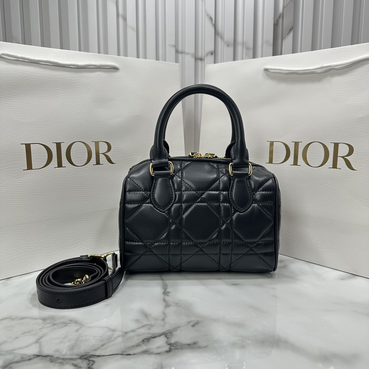 DIOR Groove 20 Bag / Dior Keepall Macrocannage Leather / Oblique Jacquard กระเป๋าสะพายทรงบอสตัน Keepall ทันสมัยและสง่างาม ใช้งานได้ทั้งแบบสะพายไหล่หรือสะพายแบบครอสบอดี้ เหมาะเป็นไอเทมคู่ใจในชีวิตประจำวัน เกรดออริ 1:1