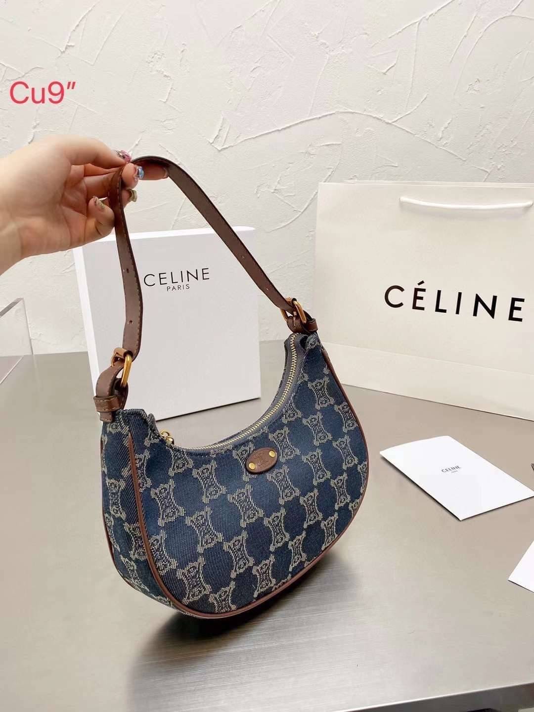 CELINE Ava handbag Blue in Denim / Celine Denim Ava Monogram Bag / Celine Paris Macadam shoulder bag กระเป๋าคล้องไหล่ซีลีนรุ่นใหม่ ตัวกระเป๋าทำจากผ้ายีนส์(ผ้าฝ้ายคุณภาพดี) ใช้งานทน สายสะพายหนัง ด้านในกว้างขวางใส่ของได้เยอะ ทรงนี้นิยมสุดๆ งานสวยมากกกก ก.ล้