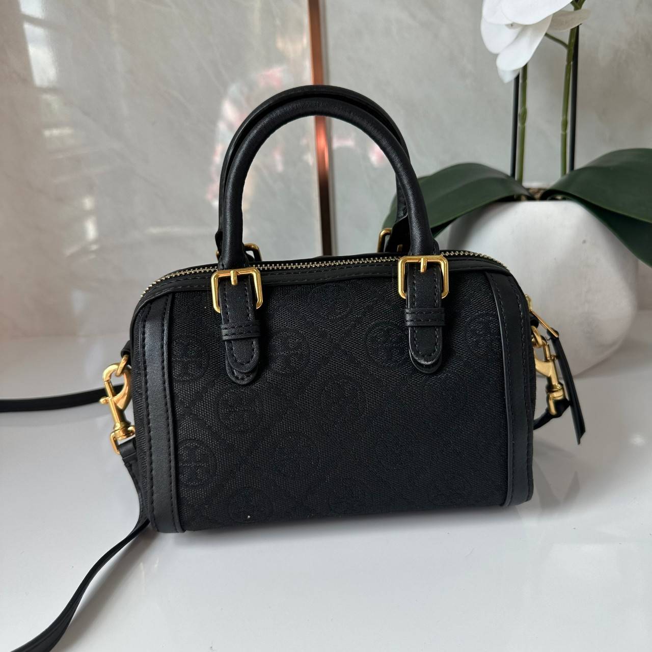 Small TORY BURCH T MONOGRAM PETITE BARREL BAG in black / Tory Bucket Bag สีดำคลาสสิก กระเป๋าทรงขนมจีบ กระเป๋าทรงหมอนดีไซส์มินิน่ารัก
