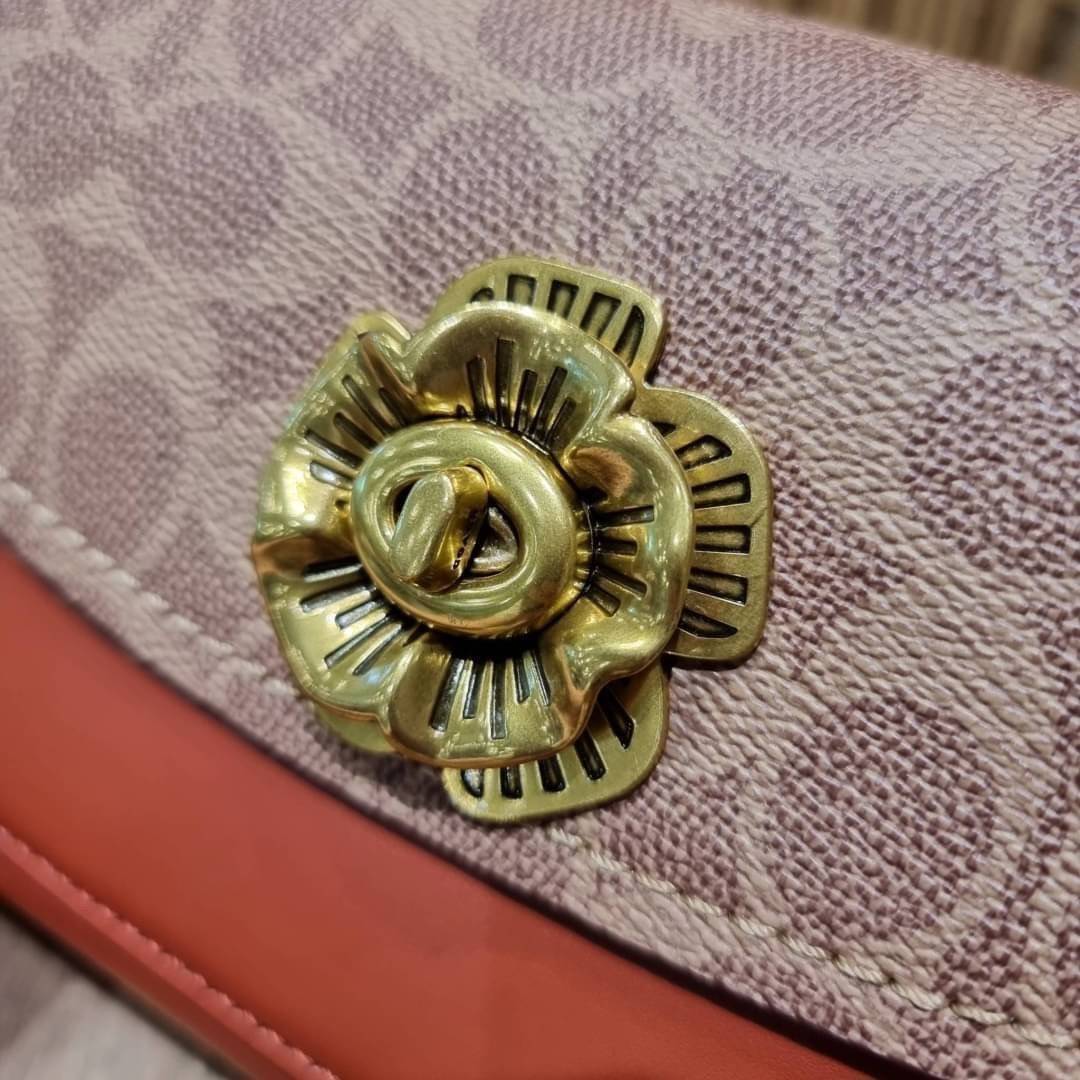 COACH 30592 PARKER 18 IN SIGNATURE CANVAS WITH RIVETS ไอเท็มยอดฮิต รุ่นหายาก!! sold out ไปหลายรอบ ก็ยังมีคนรอ!! กระเป๋าสะพายข้าง ไซส์กะทัดรัด พกพาง่าย ดีไซน์สวยด้วยการตอกหมุดเพิ่มดีเทล โดดเด่นด้วยตัวล็อครูปดอกไม้ วัสดุหนังแคนวาสเคลือบลายสลับหนังแท้ ภายในเ