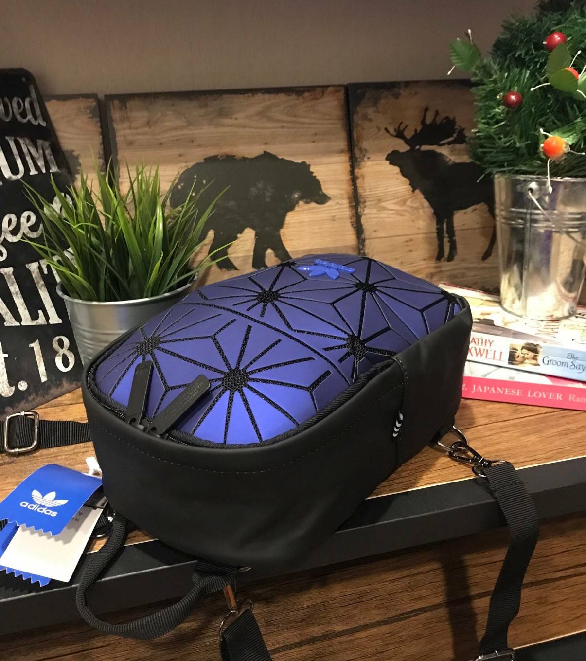 Adidas Originals 3D Mini Backpack & Shoulder Bag หนึ่งในคอลเลคชั่นสไตล์สปอร์ตดีไซน์สุดฮิตจาก ISSEY MIYAKE ใช้ได้ทั้งชายหญิง ขนาดกลางกำลังดี น้ำหนักเบา เปิดปิดด้วยซิปคู่โลโก้แบรนด์ ภายในกว้างมีช่องใส่มินิไอแพคแยกเป็นสัดส่วน มีสายสะพาย2เส้น ดัดแปลงได้หลายรู