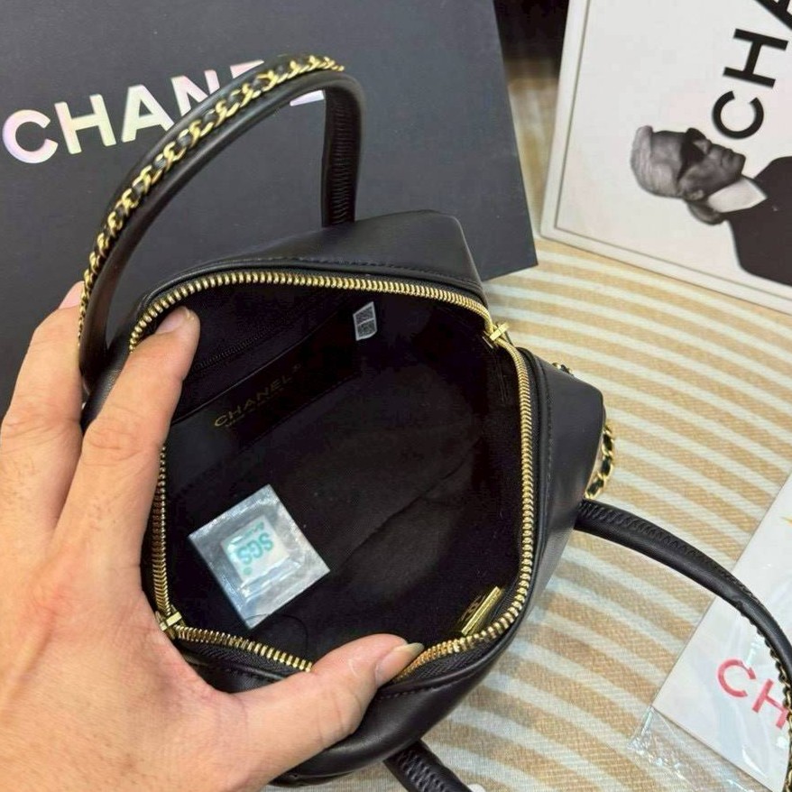 Chanel 25C Mini Bowling Bag กระเป๋าสะพายดีไซน์สุดเรียบหรูทรงโบลิ่ง อะไหล่สีทองสวยหรู ขนาดกำลังสวย รูปทรงคลาสสิคใช้งานได้สะดวก ภายในเป็นช่องโล่ง ใส่ของจุกจิก หรือสิ่งจำเป็นได้