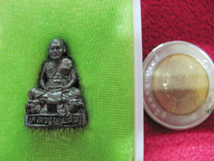 สินค้าหมดค่ะ รูปเหมือนหลวงพ่อเปิ่น วัดบางพระ จ.นครปฐม พ.ศ.๒๕๕๔ พร้อมกล่องเดิมค่ะ