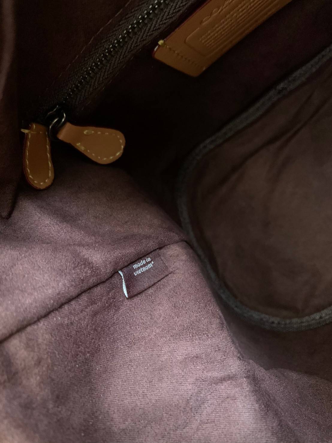 COACH Color-Block Leather Field Bucket Bag ((C3850//C3851)) พร้อมส่งที่ไทย ใหม่ล่าสุดค่ะ! กระเป๋าทรงขนมจีบ สุดฮิต ใช้ได้กับทุกๆวัน หนังแท้ลายหนังสวยนิ่มมือดีค่ะ ด้านหน้ามีโลโก้แบรนด์ตังใหญ่ ปากกระเป๋าแบบหูรูด ปล่อยหนังห้อยยาวลงมา ภายในกระเป๋ากว้างใส่กระเป