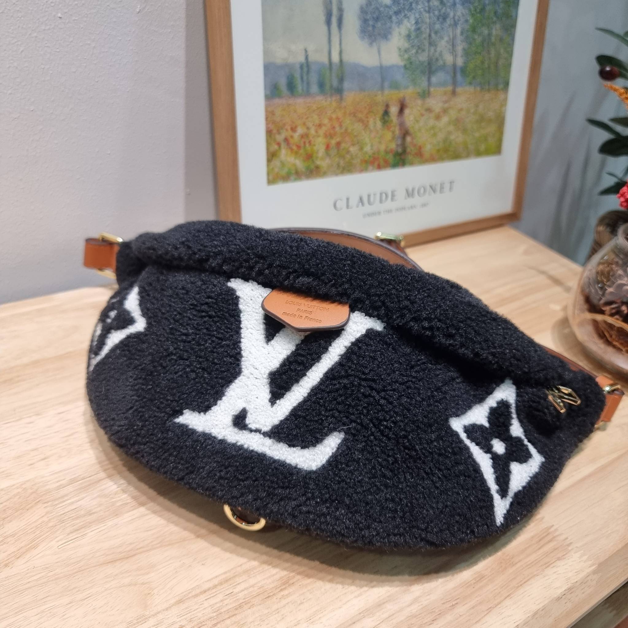 LV BUM BAG MONOGRAM TEDDY FLEECE / LV Teddy Limited Edition Bumbag ไอเท็มที่ต้องมี กับกระเป๋าคาดอก ดีไซน์เอกลักษณ์ โดดเด่นด้วยจัมโบ้ฟ้อนท์สีตัดกับตัวกระเป๋า เปิด-ปิดด้วยซิป ภายในเป็นช่องโล่ง โดยตัวกระเป๋าจะมีหูจับในตัว และสายสะพายที่สามารถปรับได้ตามตัว รุ