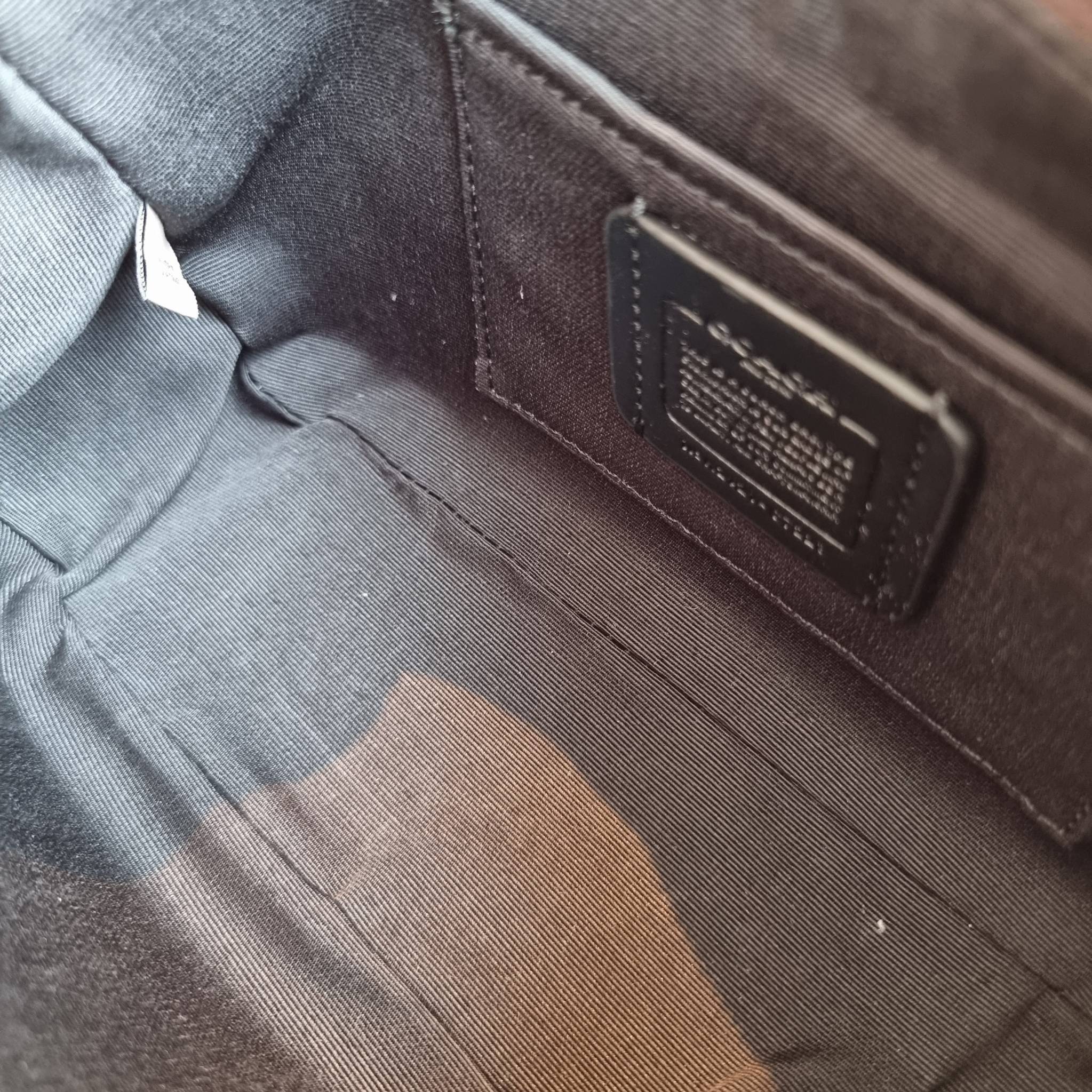 COACH C7223 PENNY SHOULDER BAG 25 IN SIGNATURE CANVAS คอลเลคชั่นเพนนีสุดคิ้วท์ ในรูปแบบของกระเป๋าสะพายไหล่กึ่งทรงพอช พร้อมเสิร์ฟความสวยถึงบ้านไปเลย!! ด้วยดีไซน์คลาสสิคย้อนยุค ที่แอบแฝงความเรียบหรู มาพร้อมสายสะพาย 2 เส้น เป็นสายคล้องมือและสายสะพายครอสบอดี้