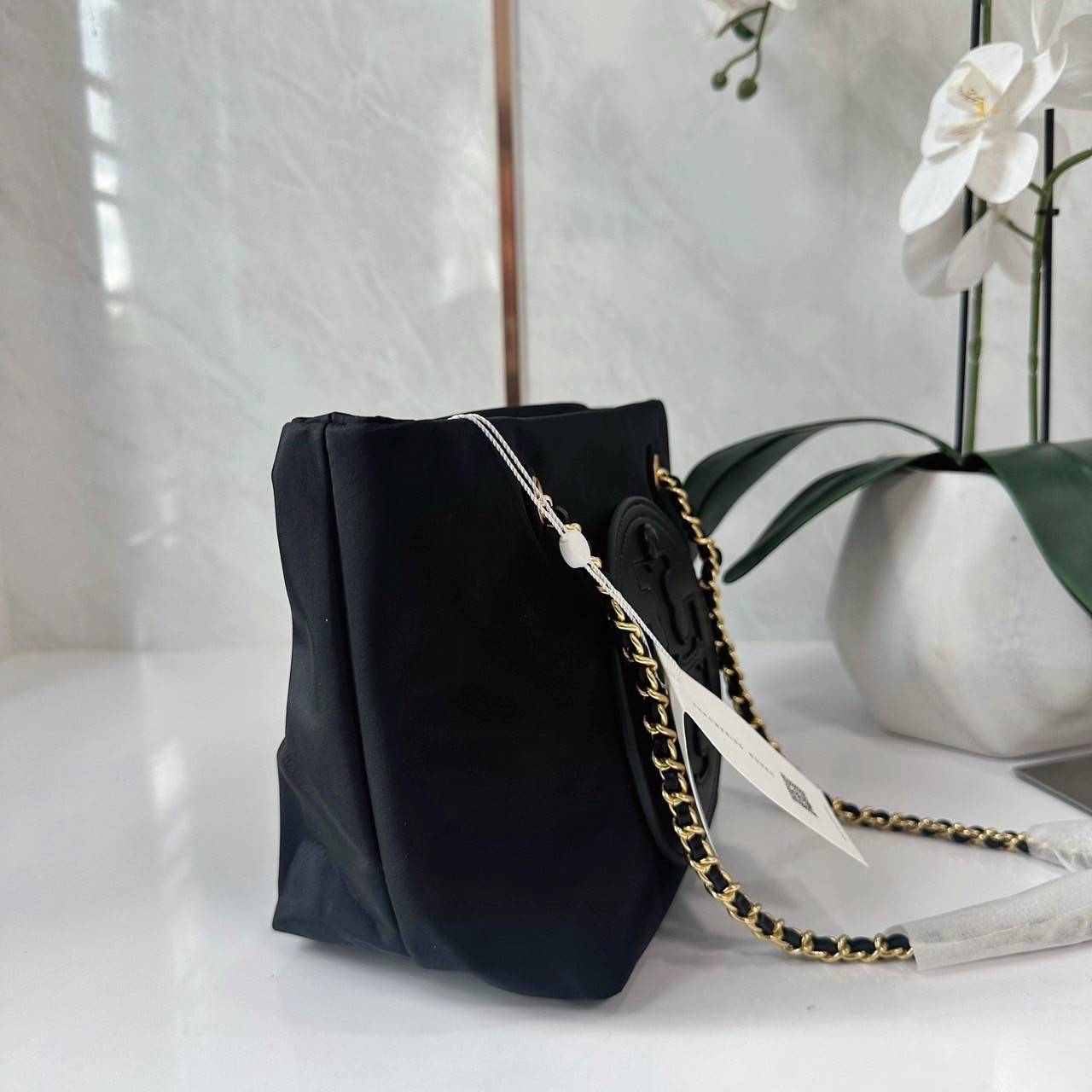 TORY BURCH Ella Chain Crossbody Nylon Bag กระเป๋าคล้องไหล่สายโซ่หรูหราโดดเด่นด้วยโลโก้หนังด้านหน้า สามารถปรับสะพายคอสบอดี้ สะพาลไหล่ได้