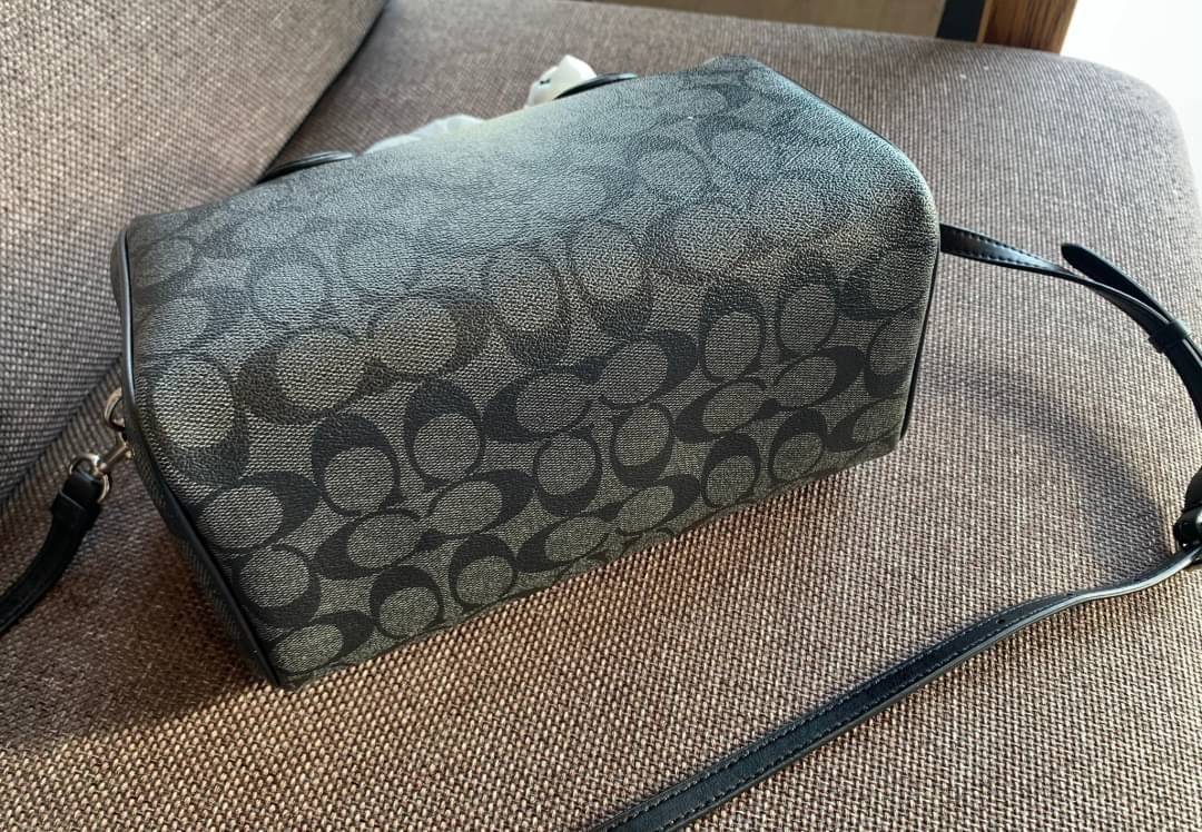 COACH NENNETT SATCHEL BAG((32203)) พร้อมส่งอีกครั้ง ห้ามพลาด! กระเป๋าทรงหมอน ทรงที่สาวๆต้องมีติดตัวไว้สักใบ! หนังแท้นิ่มสวยงาม เปิดปิดกระเป๋าแบบซิป ภายในกว้างสามารถใส่กระเป๋าเงินใบยาวได้ หรือของจำเป็นในชีวิตประจำวันของสาวๆได้หลากหลายเลยค่ะ มีช่องซิปและช่อ