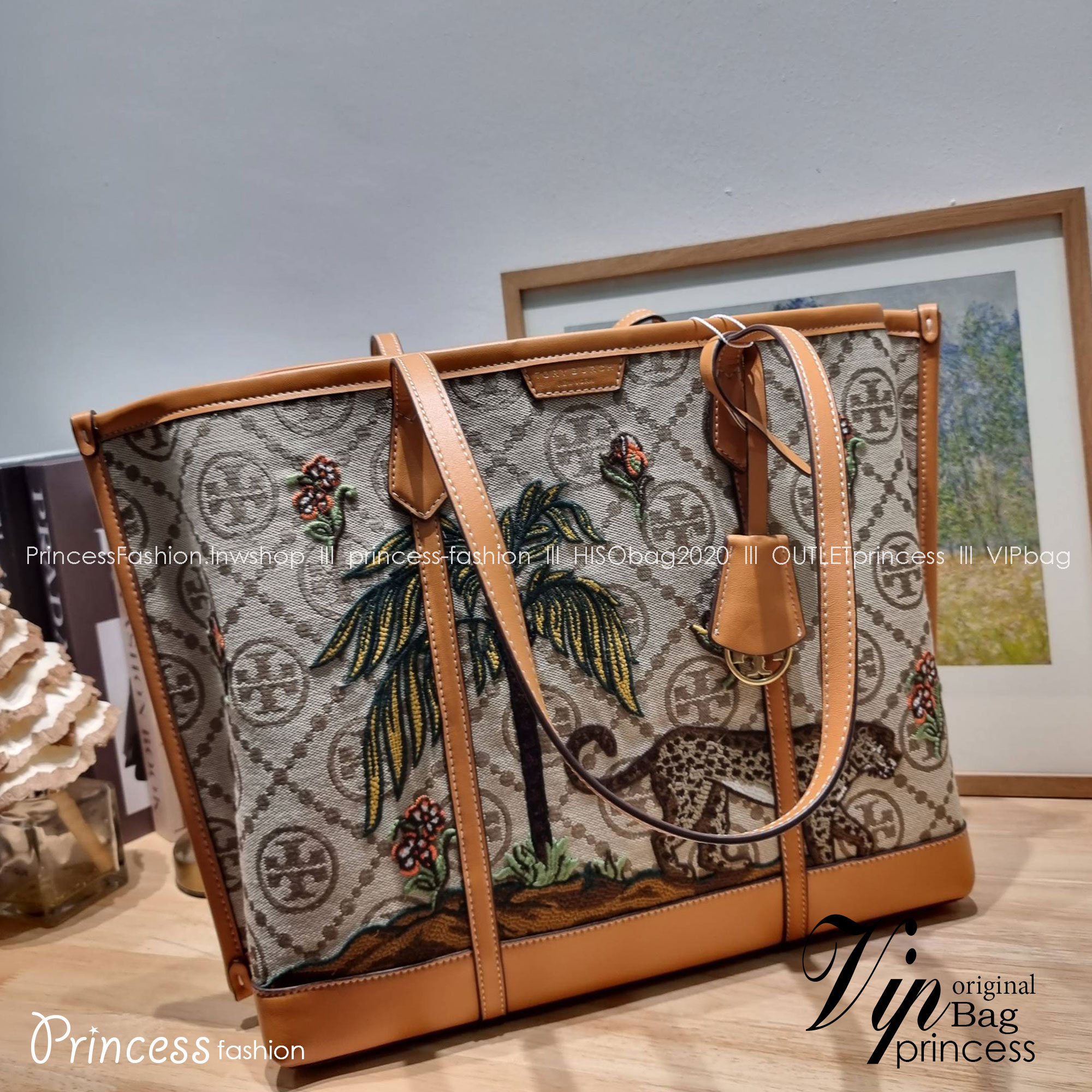 TORY TOTE BAG / TORY BURCH PERRY EMBROIDERED T MONOGRAM TRIPLE-COMPARTMENT TOTE BAG ใหม่ล่าสุด กับกระเป๋าทรงโท้ทใบใหญ่ ลวดลายโมโนแกรมสุดคลาสสิคที่ถูกดีไซน์รังสรรค์ด้วยงานปักสุดชิค น่าใช้ใจฟูแค่แรกเห็น ดีเทลดีงาม