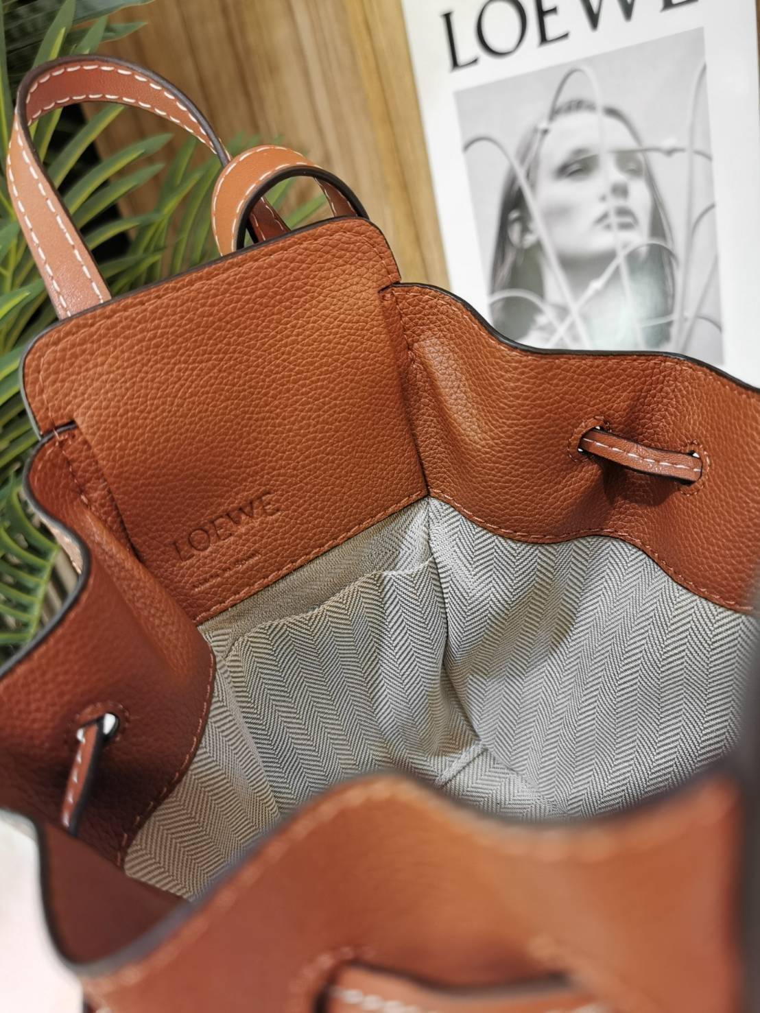 LOEWE HANDLE & SHOULDER BAG GIFT WITH PURCHASE (GWP) กระเป๋าถือหรือสะพายหนังแท้พรีเมี่ยมกิ๊ฟ Limited จาก LOEWE PERFUME DUTYFREE รุ่น Rare items สุดๆวัสดุหนังแท้ Calfskin หนังสวยดีไซน์คงเอกลักษณ์แบรนด์ สามารถปรับใช้ได้หลายทรงด้านข้างมีหูรูดปรับขยายทรงได้ภา