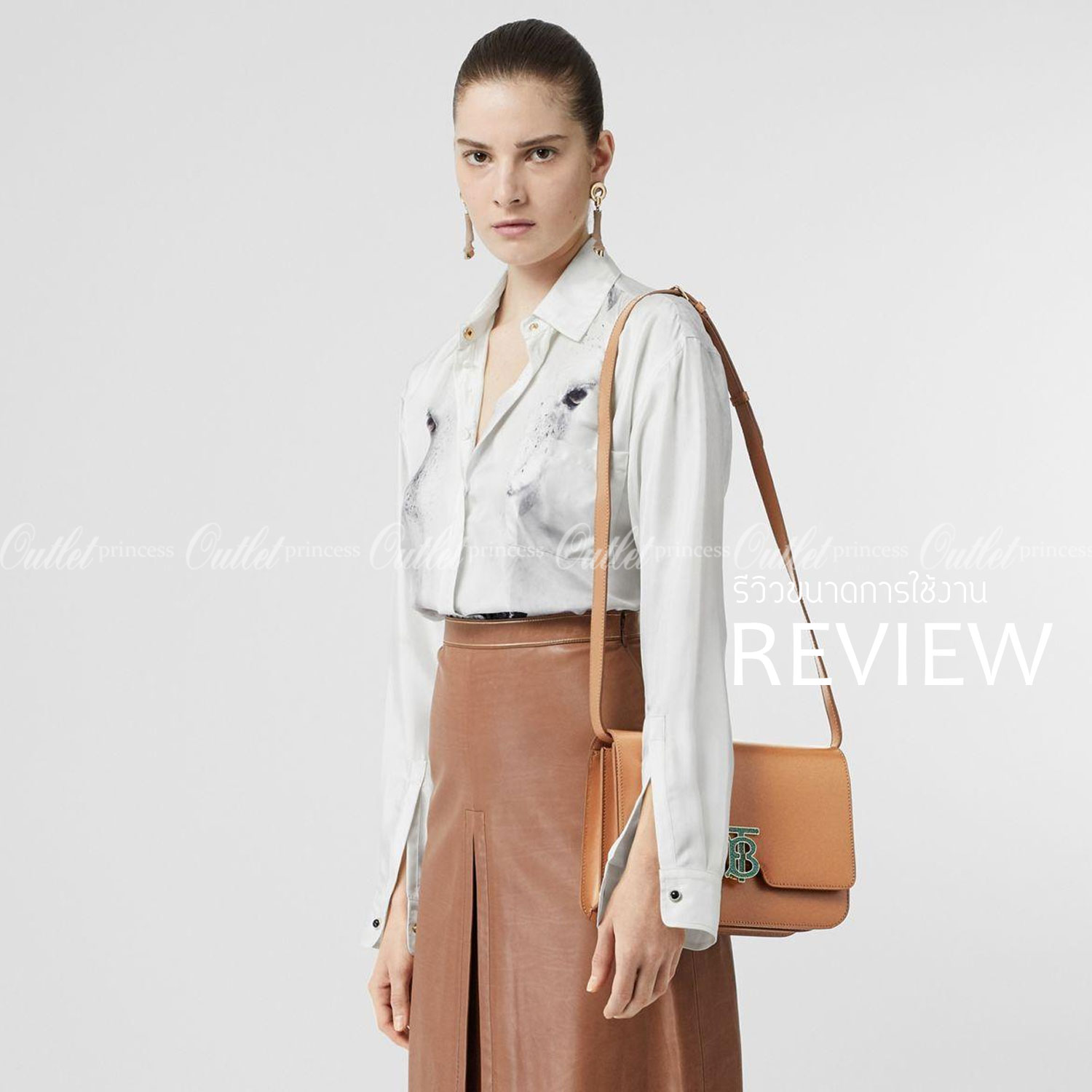 BURBERRY FRAGRANCES CROSSBODY BAG VIP GIFT WITH PURCHASE (GWP) กระเป๋าสะพายพรีเมี่ยมกิ๊ฟ Limited Edition จากน้ำหอม BURBERRY DUTY FREE วัสดุ Calfskin หนังเรียบสวยอยู่ทรงดีไซน์ยอดนิยมประดับโลโก้แบรนด์ทองด้านหน้า เปิดปิดด้วยฝาปิดสัญลักษณ์ตัวB ภายในมีช่องแบ่ง