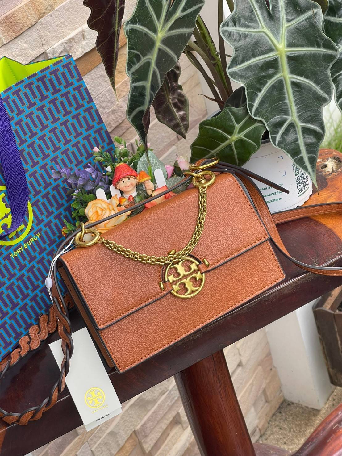 Tory burch miller mini bag หนึ่งในแบรนด์เนมยอดฮิตระดับโลกที่สายแฟชั่นตัวจริงต้องมีสักใบในตู้ เพราะเป็นแบรนด์ที่เหล่าบรรดาเซเลปและดาราใช้กันเยอะมาก รุ่นก็เป็นอีกหนึ่งใบที่คุ้มค่าคุ้มราคามากค่ะ ด้วยดีไซน์กึ่งทางการ กึ่งลำลอง จึงใช้งานได้หลายโอกาส แม้จะมีขนา