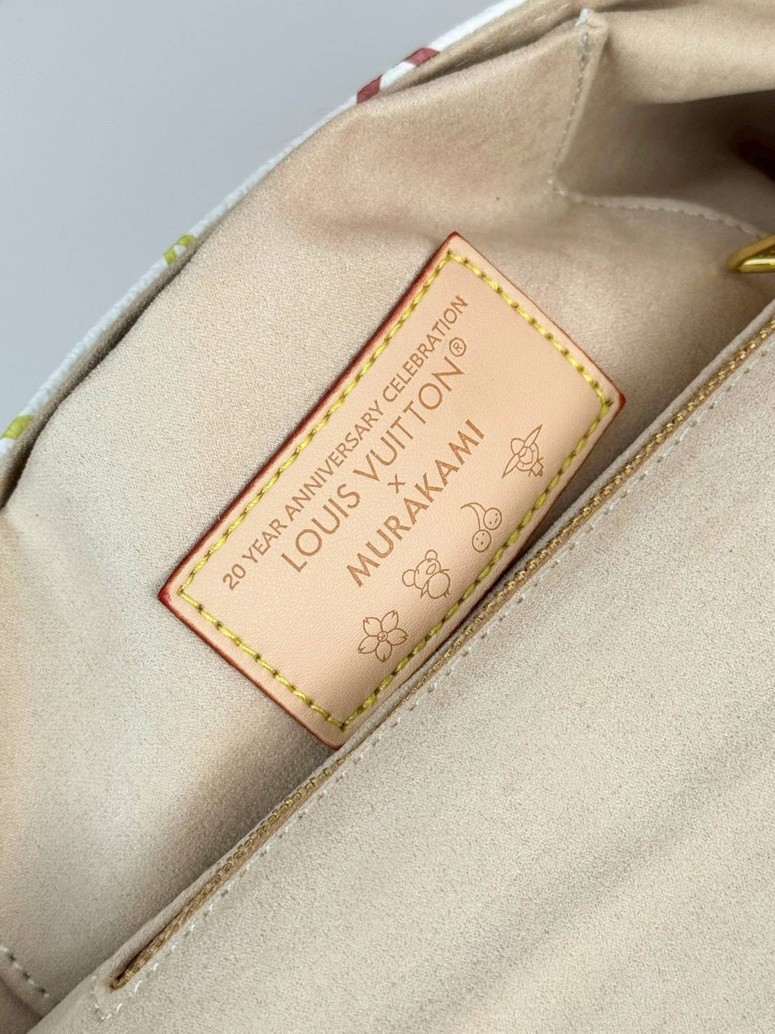 ORI หนังแท้ | LV Trunkie bag กระเป๋าสะพายรุ่นใหม่ ดีไซน์ร่วมสมัยโดดเด่นด้วยมุมโลหะ เฉลิมฉลองเอกลักษณ์ที่สืบทอดมาอย่างยาวนาน ผสานฟังก์ชันการใช้งานเข้ากับความหรูหรา Monogram แคนวาสตกแต่งหมุดสีทอง สะท้อนถึงกระเป๋าเดินทางสไตล์วินเทจ