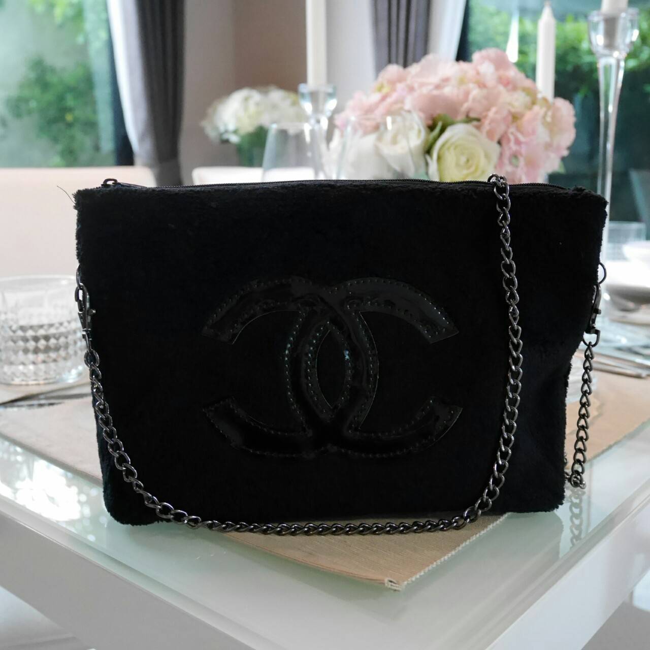 Must Have item 2018 !! Chanel Black Clutch bag งานพรีเมี่ยมกิ้ฟท์จากเคาเตอร์แบรนด์ดัง ของแท้จากแบรนด์ chanel ขนาดกะทัดรัด สะพายพร้อมสายโซ่ อะไหล่เงินรมควัน ผ้าขนสัตว์ฟูนุ่ม ด้านหน้า ปิดเปิดด้วยซิปที่จับปั้มแบรนด์ ด้านในมีช่องใส่ของเล็กแยก สะพายทั้งไหล่ทั้