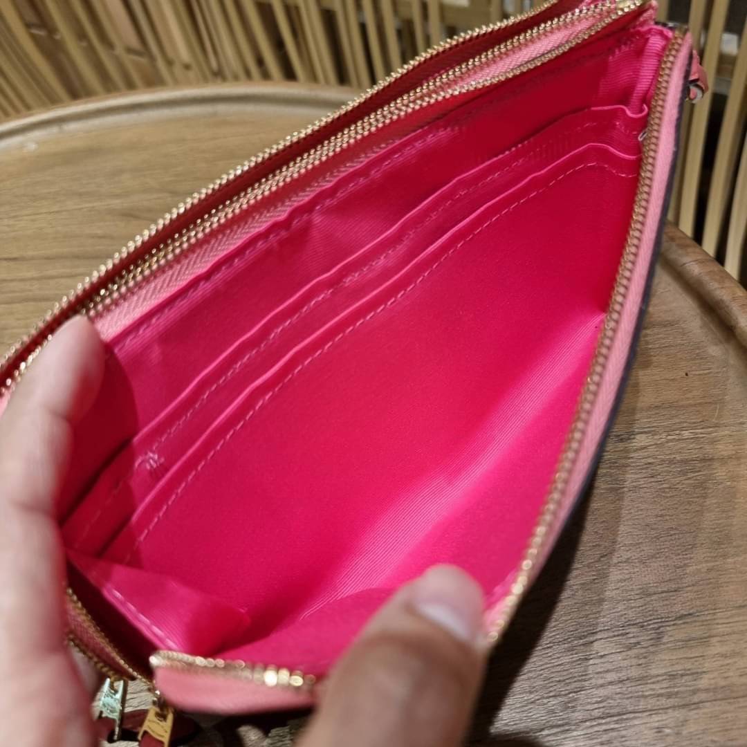 COACH F54057 DOUBLE ZIP WALLET IN SIGNATURE กระเป๋าคล้องมือ size L ใบนี้ใส่มือถือได้ทุกรุ่น ขนาดกำลังดี พกพาสะดวกมากๆ วัสดุหนังสังเคราะห์ ภายในเป็นผ้าสีสวยคม ใส่ธนบัตร ใส่บัตรได้เยอะ ใส่มือถือได้สบายๆทุกรุ่น ตอบโจทย์สาวๆที่ไม่ชอบพกเยอะวุ่นวายจ้า ใบนี้เอาอ