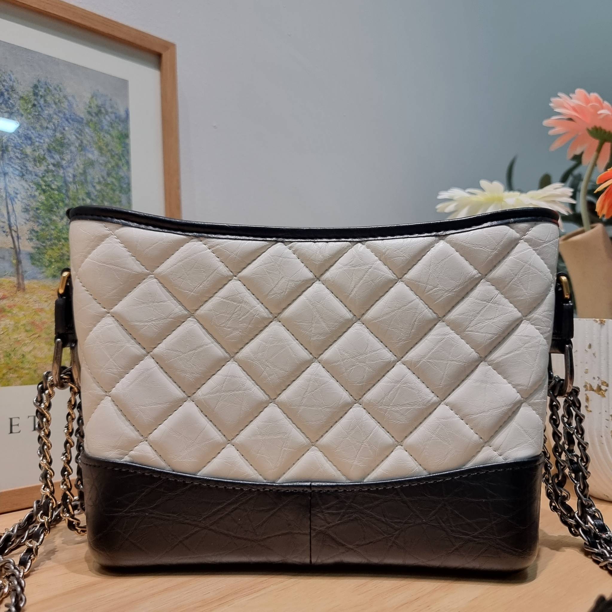 CHANEL Gabrielle Bag Medium สวยคลาสสิค No.1 ต้องยกให้ไอเท็มนี้เท่านั้น กับกระเป๋าสะพายซิกเนเจอร์ ดีไซน์ไม่เหมือนใคร เป็นเอกลักษณ์