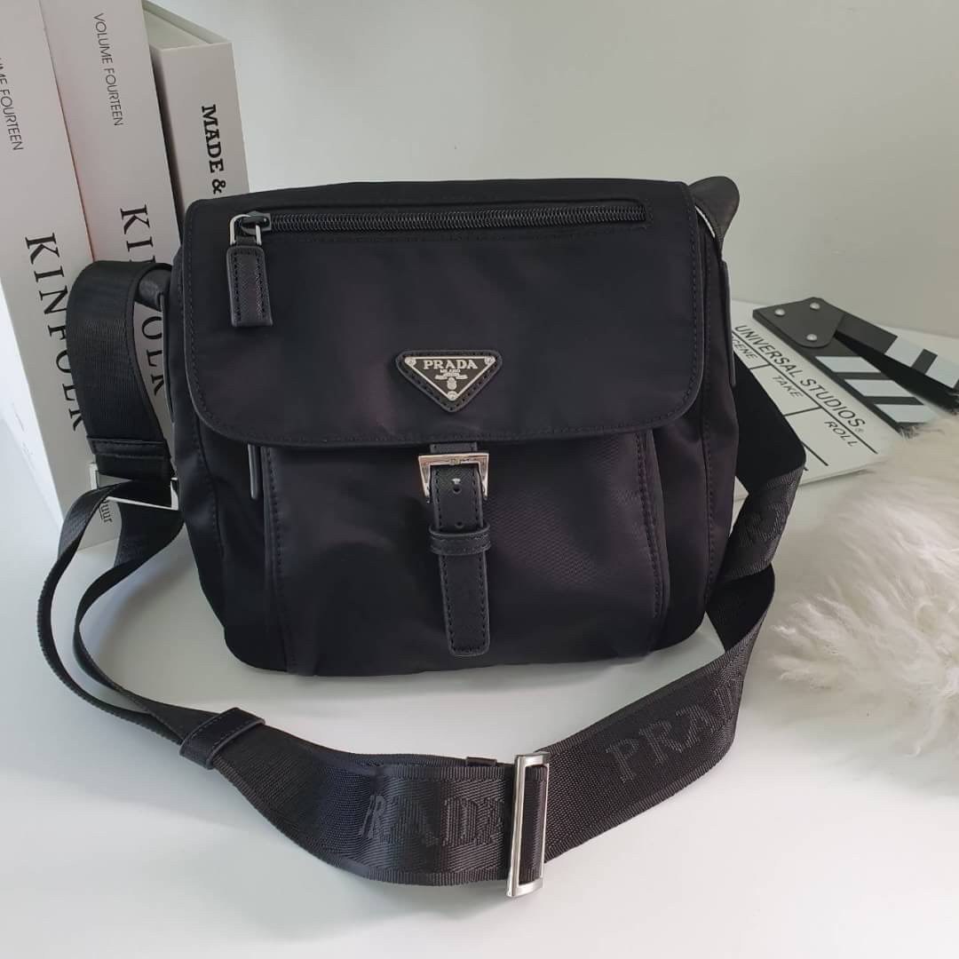 พร้อมส่งรุ่นขายดี กับงานพรีเมี่ยมกิ้ฟแบรนด์ดังอย่าง PRADA ทรง MESSENGER ทรงยอดฮิต สำหรับท่านชาย เนื้อผ้า Nylon มาพร้อมกับทรงสูง ใส่ ของได้หลากหลาย ขนาดกำลังดี เปิดปิดด้านหน้าด้วยตัวล็อคเข็มขัด ด้านในเปิดปิดด้วยซิป อะไหล่สีเงินทั้งใบ จะซื้อใช้เองหรือบมอบเป