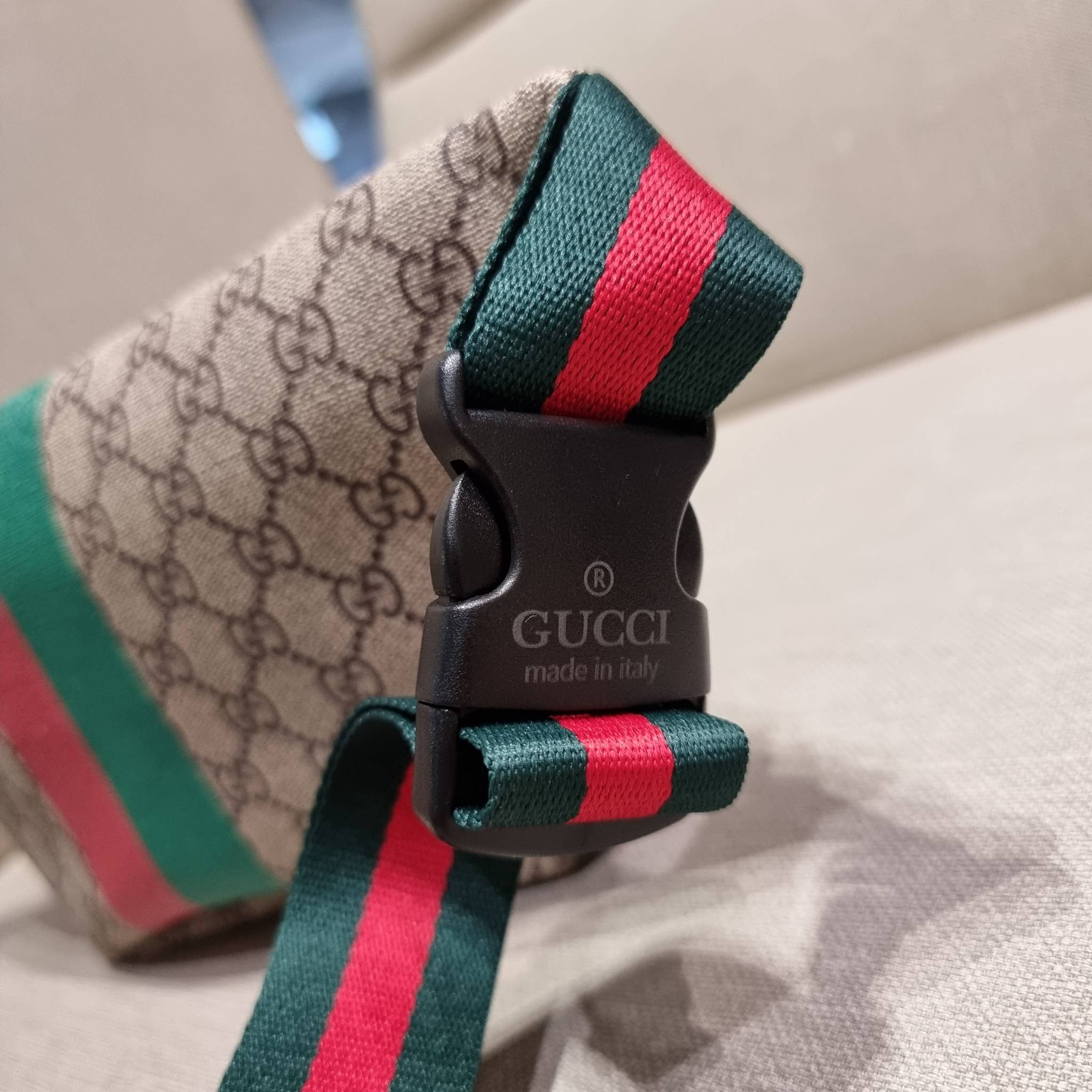 GUCCI BELT BAG ไอเท็มที่หนุ่มๆเรียกร้อง GC waist bag กระเป๋าคาดอก/คาดเอว คอลเลคชั่นฉลองปีเสือ โดดเด่นด้วยลายพรินท์จัมโบ้ ไม่เหมือนใคร วัสดุหนังแคนวาส เปิด-ปิดด้วยซิป ภายในแบ่งสัดส่วน มีช่องซิป และช่องย่อยให้อีก สายสะพายปรับได้ สายสปอร์ต สายแคมป์ปิ้ง หรือจ