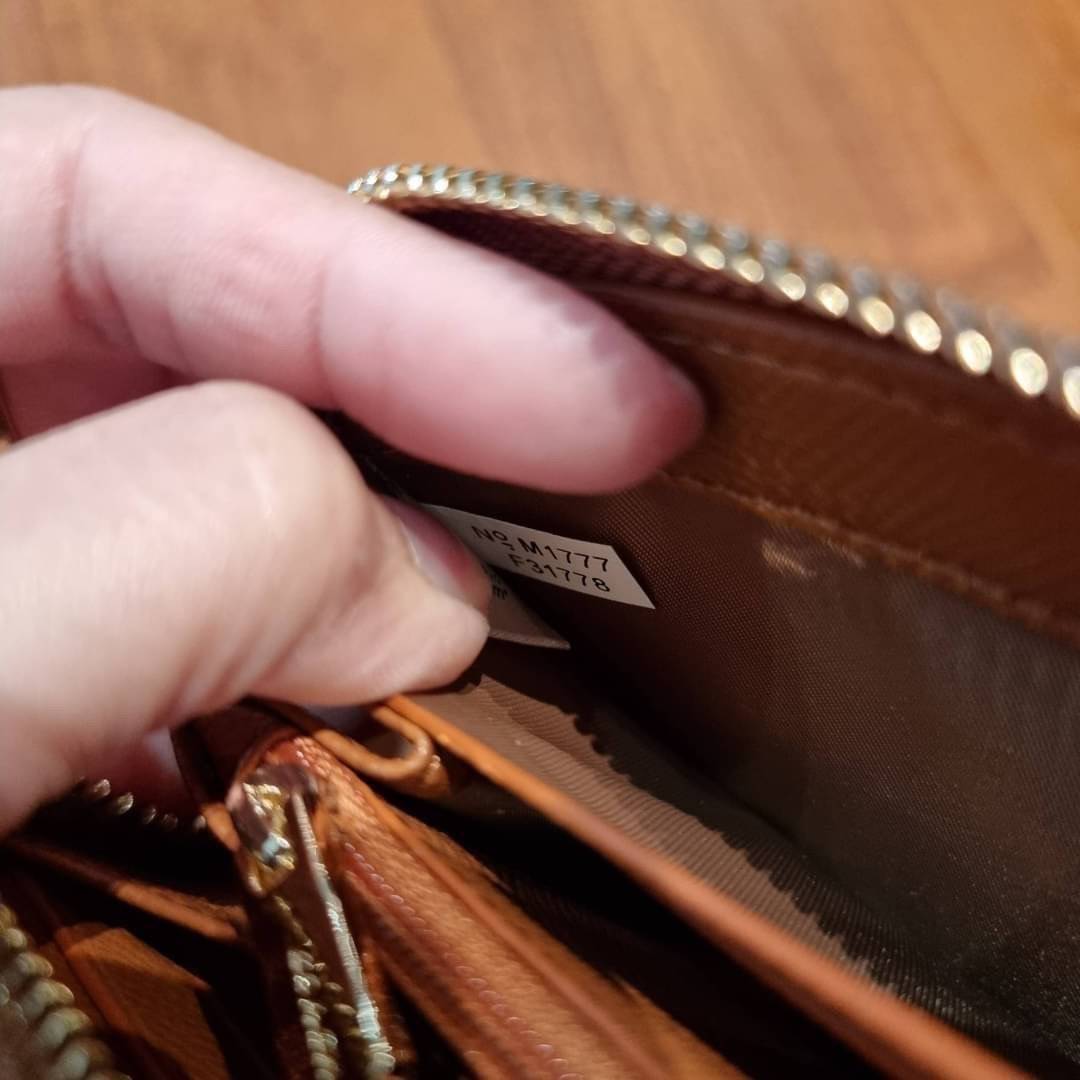 COACH ACCORDION ZIP WALLET IN SIGNATURE CANVAS WITH DAISY BUNDLE / MEADOW PRAIRIE / SPACED WILDFLOWER / DAISY BUNDLE PRINT C0033/F31778/69832 กระเป๋าสตางค์ใบยาว ลวดลายน่ารักน่าใช้มากๆ พื้นเป็นลายซีเอกลักษณ์ วัสดุหนังแคนวาสเคลือบลาย เปิด-ปิดด้วยซิปรอบ ใส่ม