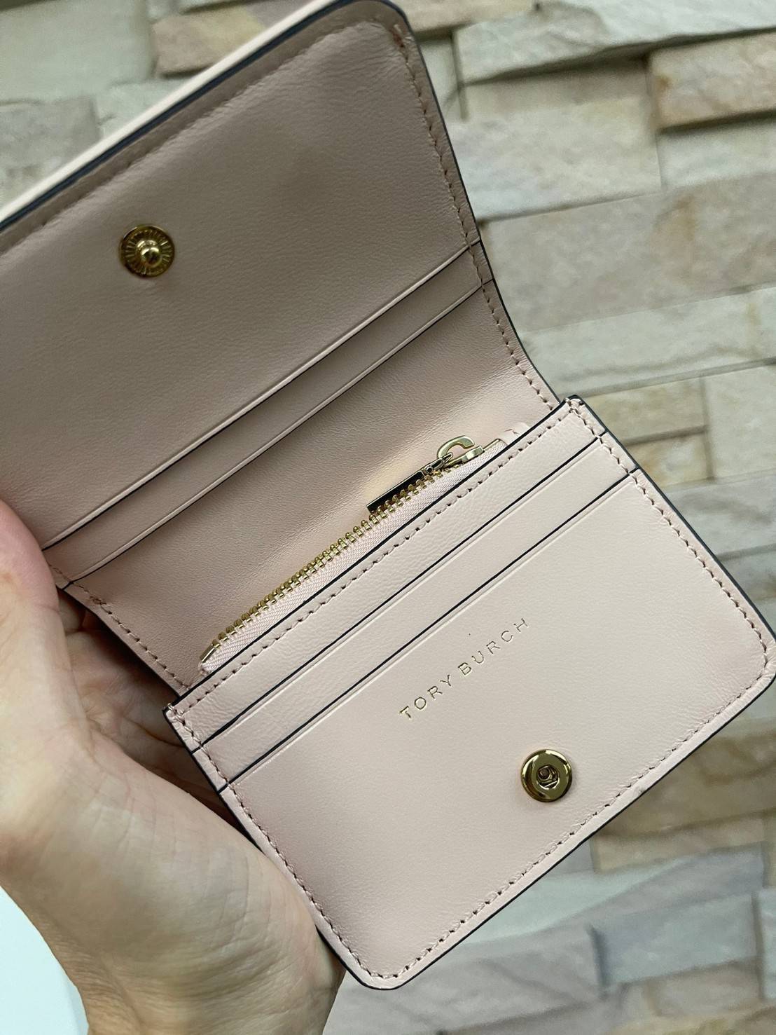 ของแท้ 💯% Tory burch fleming bifold mini wallet กระเป๋าสตางค์ทรงพับ2ตอนที่มีฟังก์ชั่นครบ ทั้งใส่การด์ เหรียญและธนบัตรได้ ดีเทลลายตารางเย็บสองชั้น