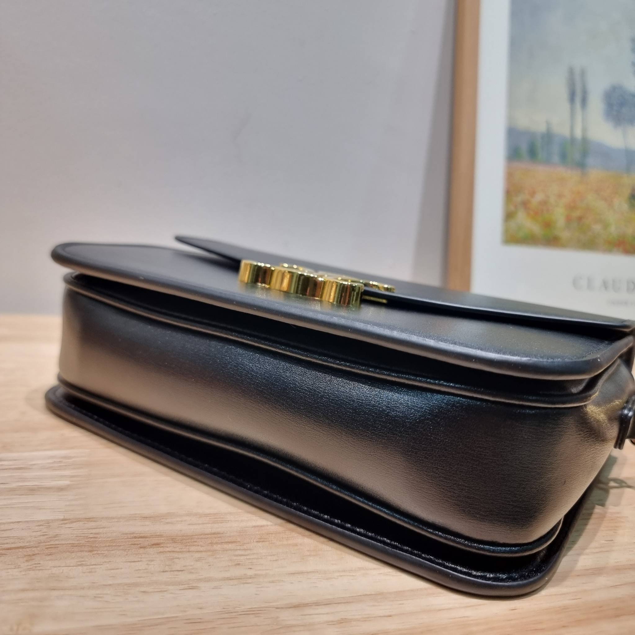 CELINE CLASSIQUE TRIOMPHE BAG IN SHINY CALFSKIN ไอเท็มสุดคลาสสิค ที่ขาดไม่ได้ กระเป๋าสะพายทรงสวยคลาสสิค แฝงความผู้ดี ที่ใช้ได้ทั้งชายหญิง วัสดุหนังคุณภาพดี