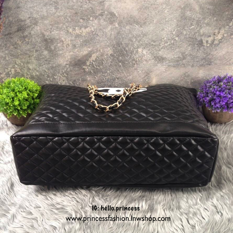 CHANEL TOTE VIP GIFT 2018 กระเป๋าสะพายทรงtote วัสดุ pu. ลายตารางสุด classic VIP. gift ของแท้จาก cosmetic counter chanel ใบใหญ่ น้ำหนัดเบา โลโก้หนังแก้วเงา เปิดปิดแบบซิป ภายในกว้างใส่ A4 ได้ มีช่องเล็ก และช่องซิป มาพร้อม สายสะพายไหล่แบบโซ่ร้อยหนัง สวยหรูดู