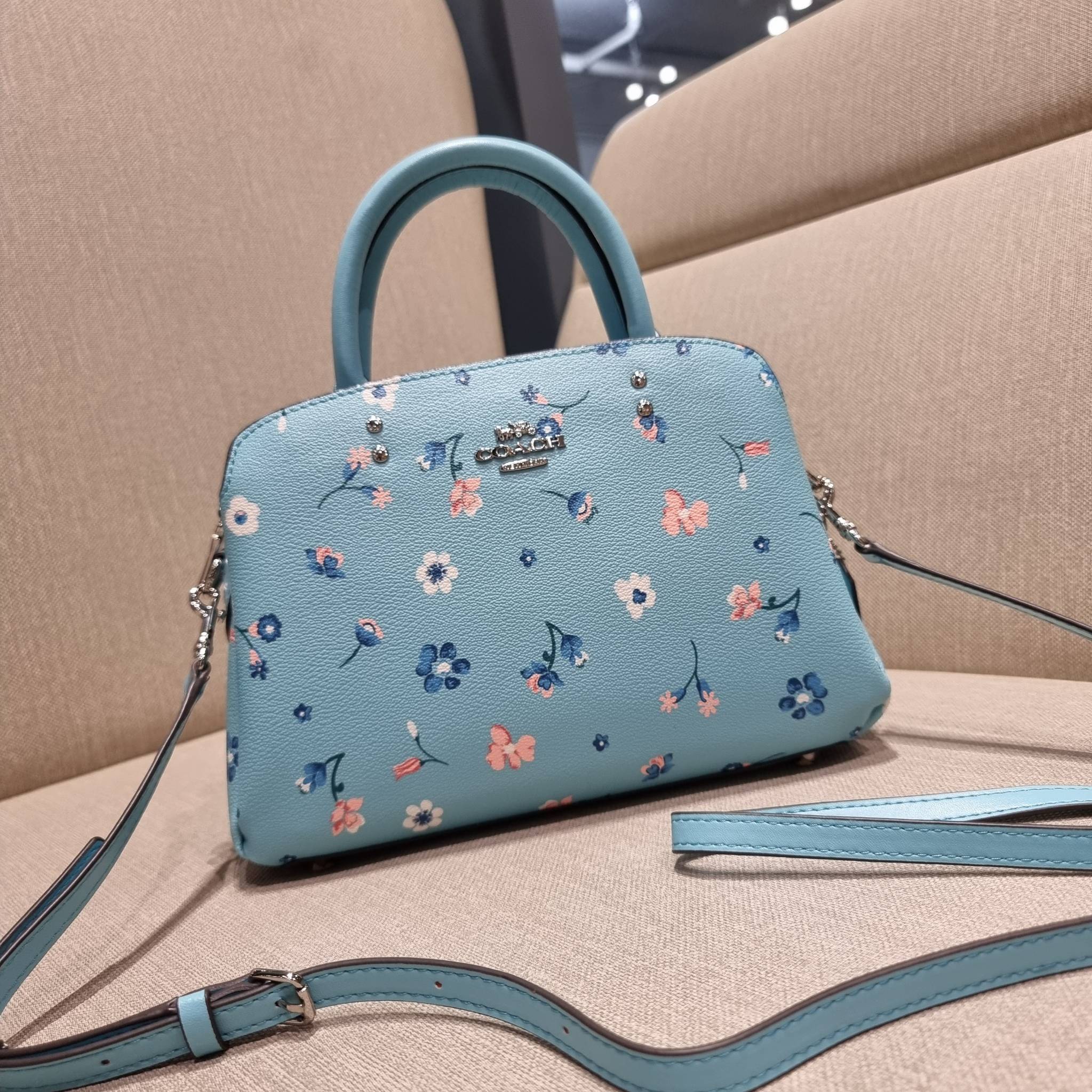 COACH C8216 MINI LILLIE CARRYALL WITH MYSTICAL FLORAL PRINT สีใหม่ล่าสุด กับรุ่นที่สุดของความขายดี คอลยอดฮิตในลวดลายสุดชิค กระเป๋าสะพายทรงสวย ที่ดีไซน์ออกมาให้ใช้งานง่าย สะดวก สวย หรู ดูดี!! วัสดุหนังแคนวาสเคลือบลาย มาพร้อมสายสะพายข้างและหูจับในตัว ถอดออก
