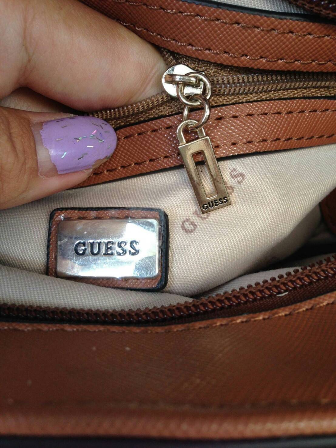 GUESS DELANEY SAFFIANO MINI CROSSBODY BAG WITH STAR กระเป๋าถือหรือสะพาย GUESS FACTORY วัสดุหนังลาย Saffiano ประดับอะไหล่เงินรูปดาวสุดชิค ขนาดกำลังดี น้ำหนักเบา ด้านหน้าประดับ logo พร้อมกับ พวงกุญแจ Signature แบรนด์ที่หูหิ้ว ถอดเเยกใช้ได้ เปิดปิด ด้วยซิป ภ
